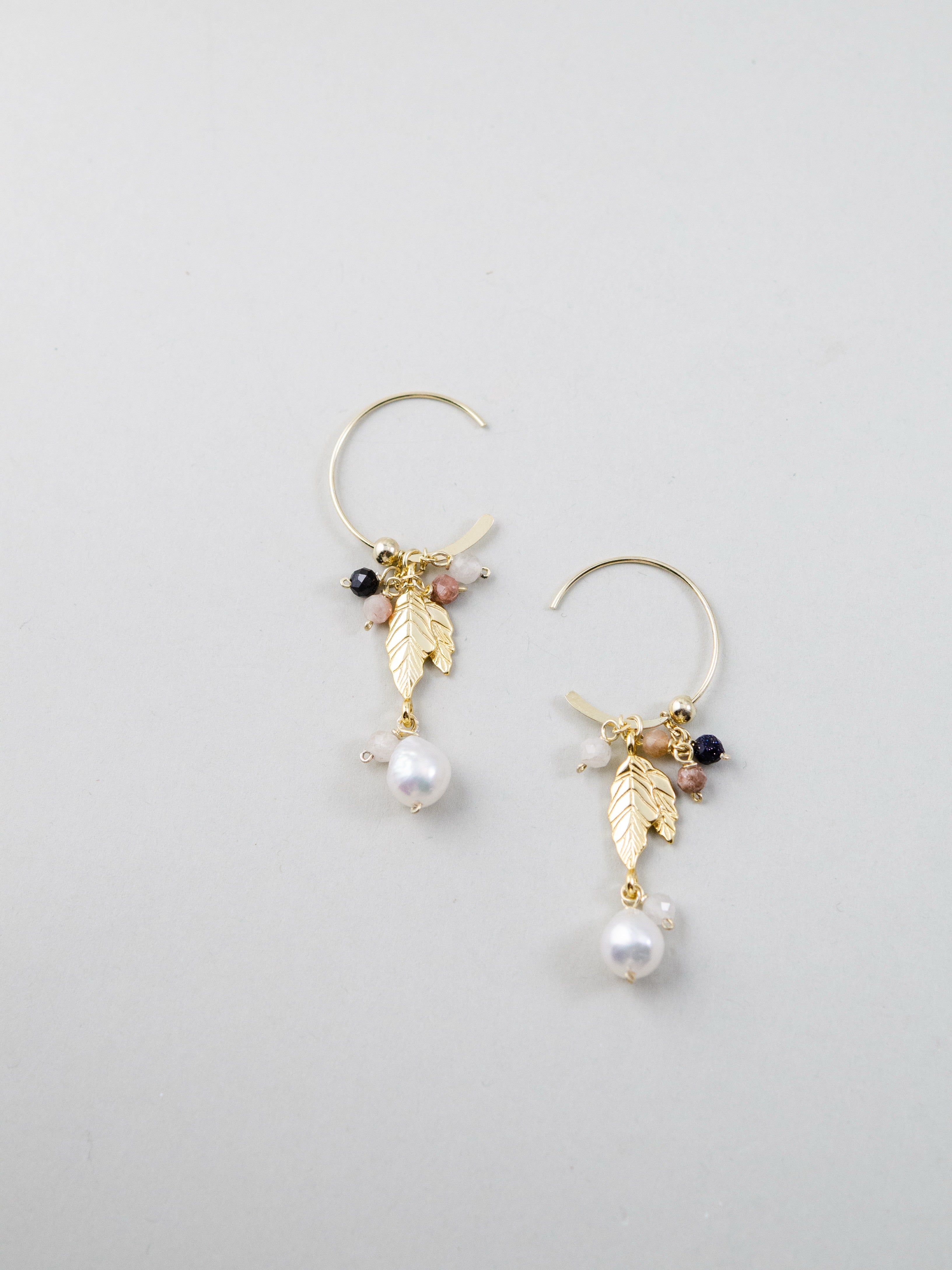 金色の葉と真珠 フープピアス 平置き ペア画像 オブシディアンとサンストーンの輝き