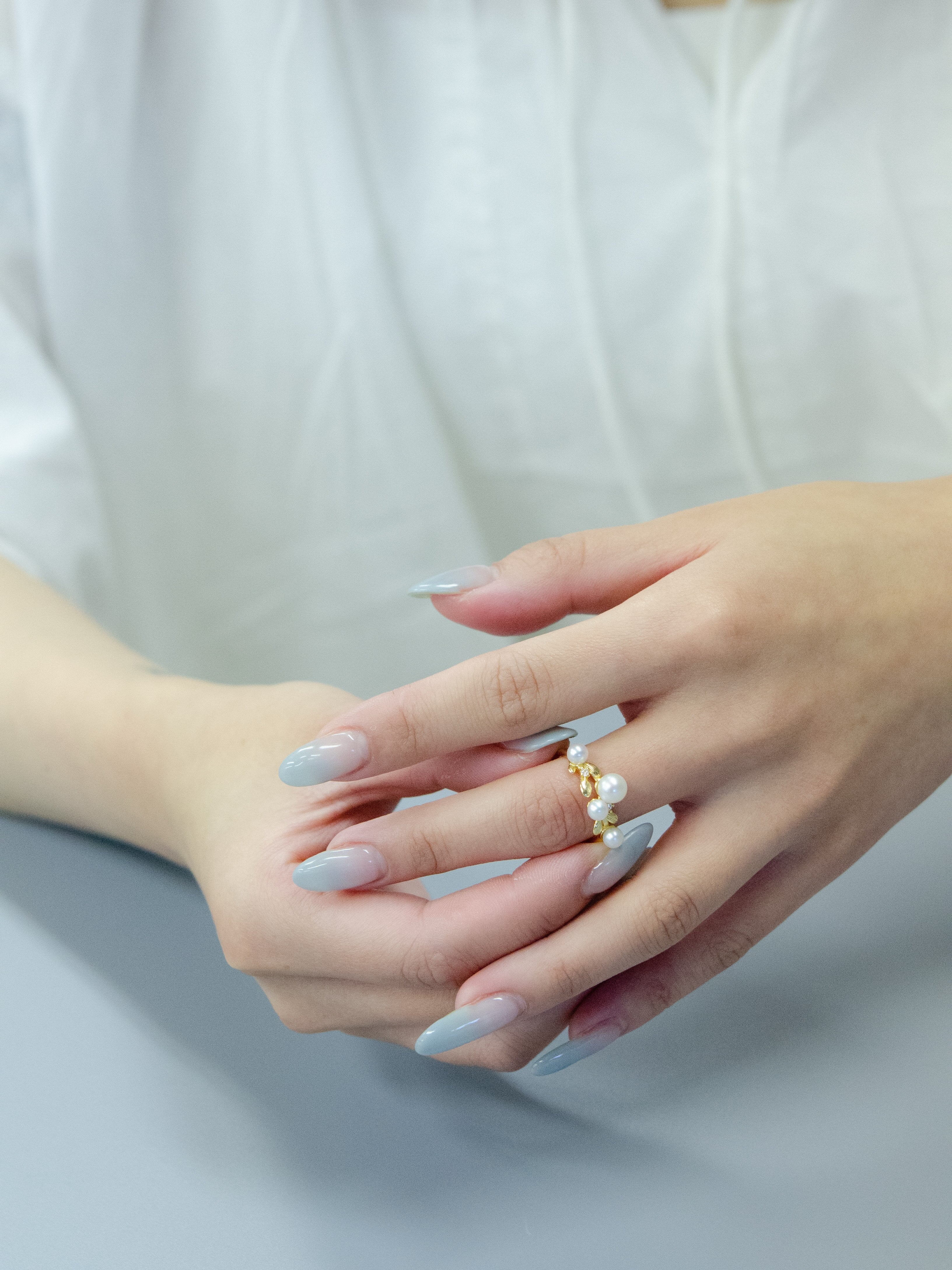 リング 着用画像 サイズ調整可 フリーサイズ 女性 手元