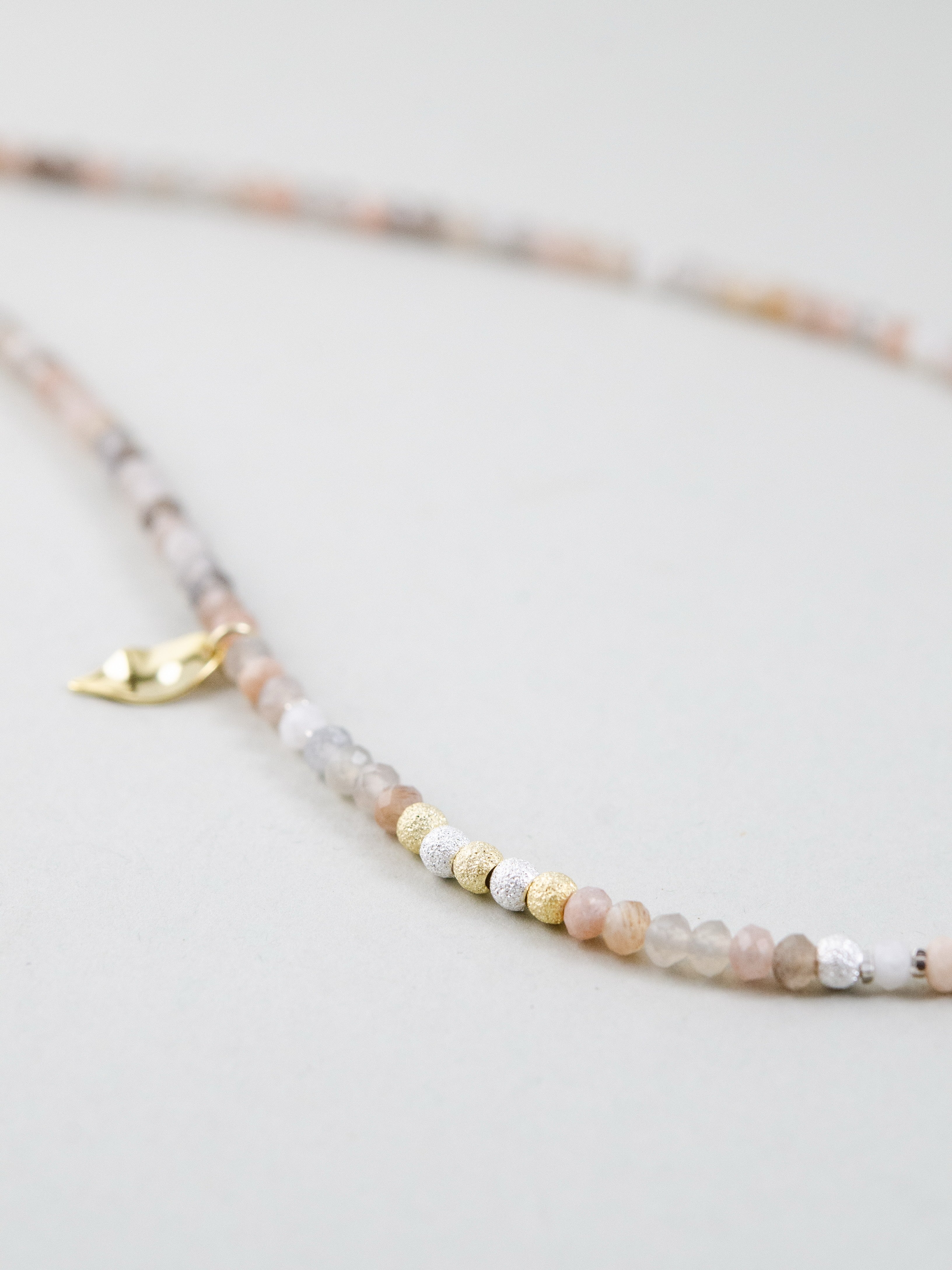 金と銀の葉チャーム 詳細画像 揺れるデザインとレインボームーンストーン