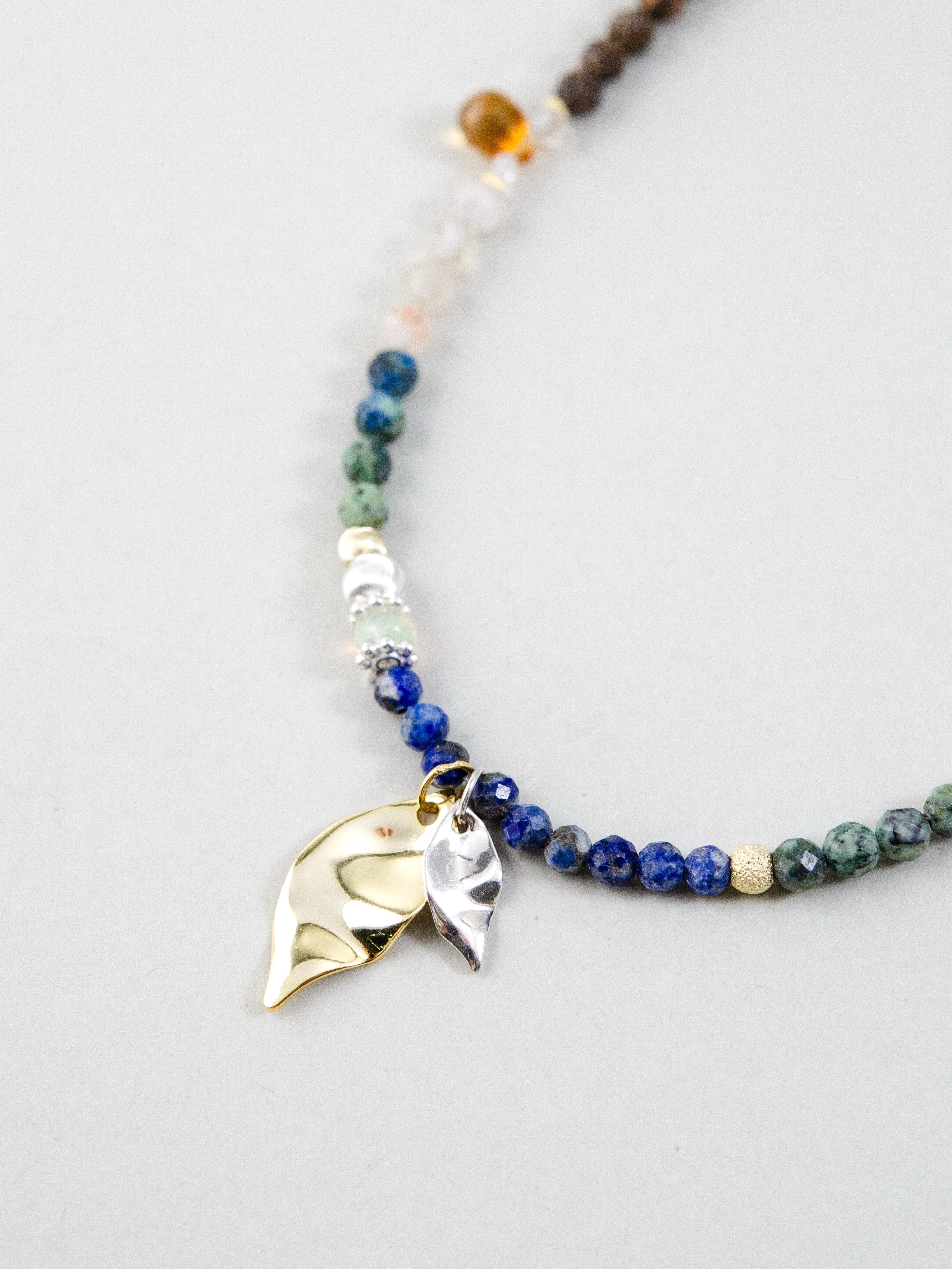 金と銀のリーフチャーム 詳細画像 大地のパレットのような多色使い