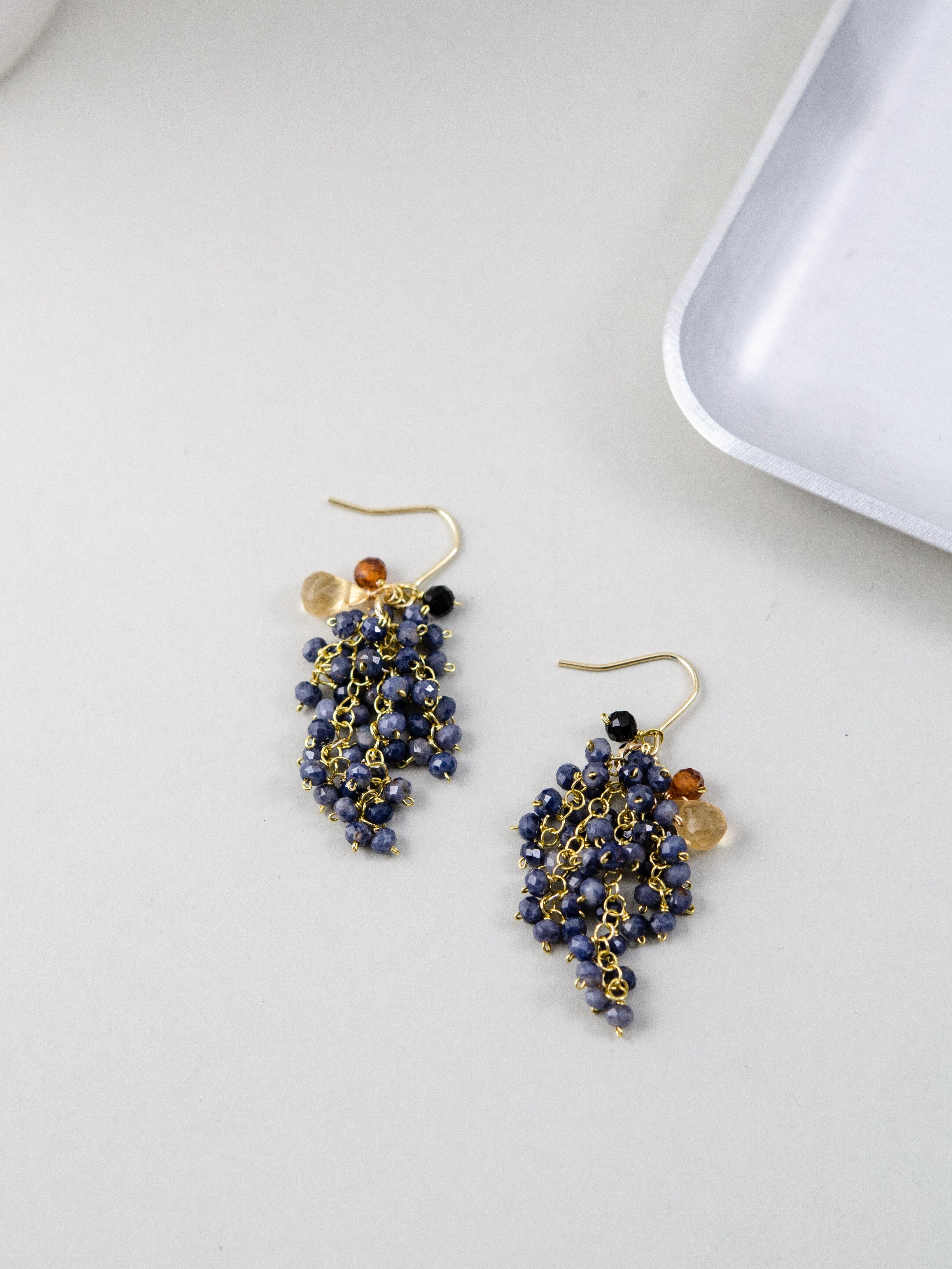 房状 ピアス デザイン 詳細 葡萄モチーフ サファイア ビーズ