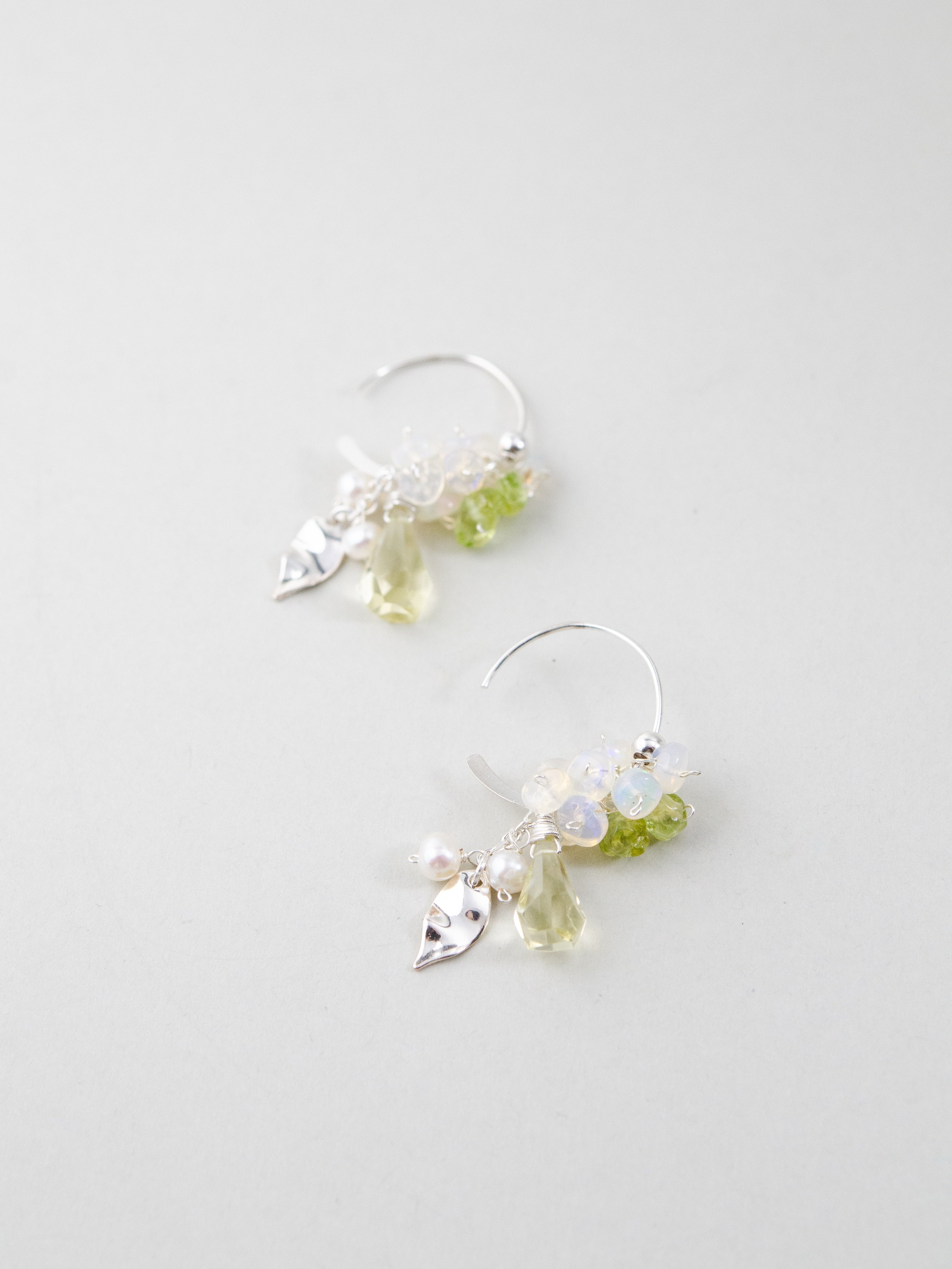 グリーンアゲート ピアス 房状デザイン 白背景 爽やかな若草色