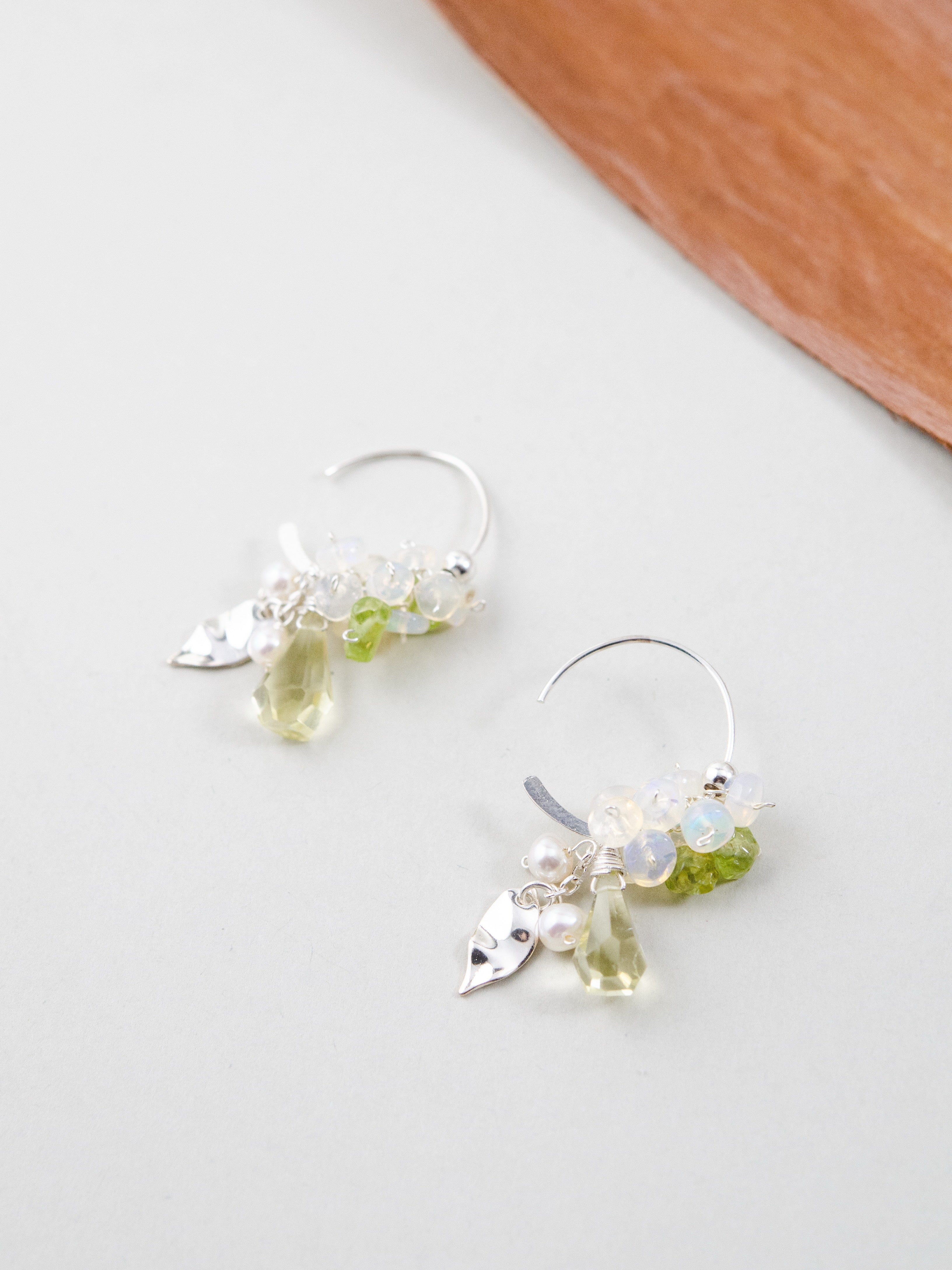 グリーンアゲート ピアス スタイリング 木製トレイと自然な雰囲気