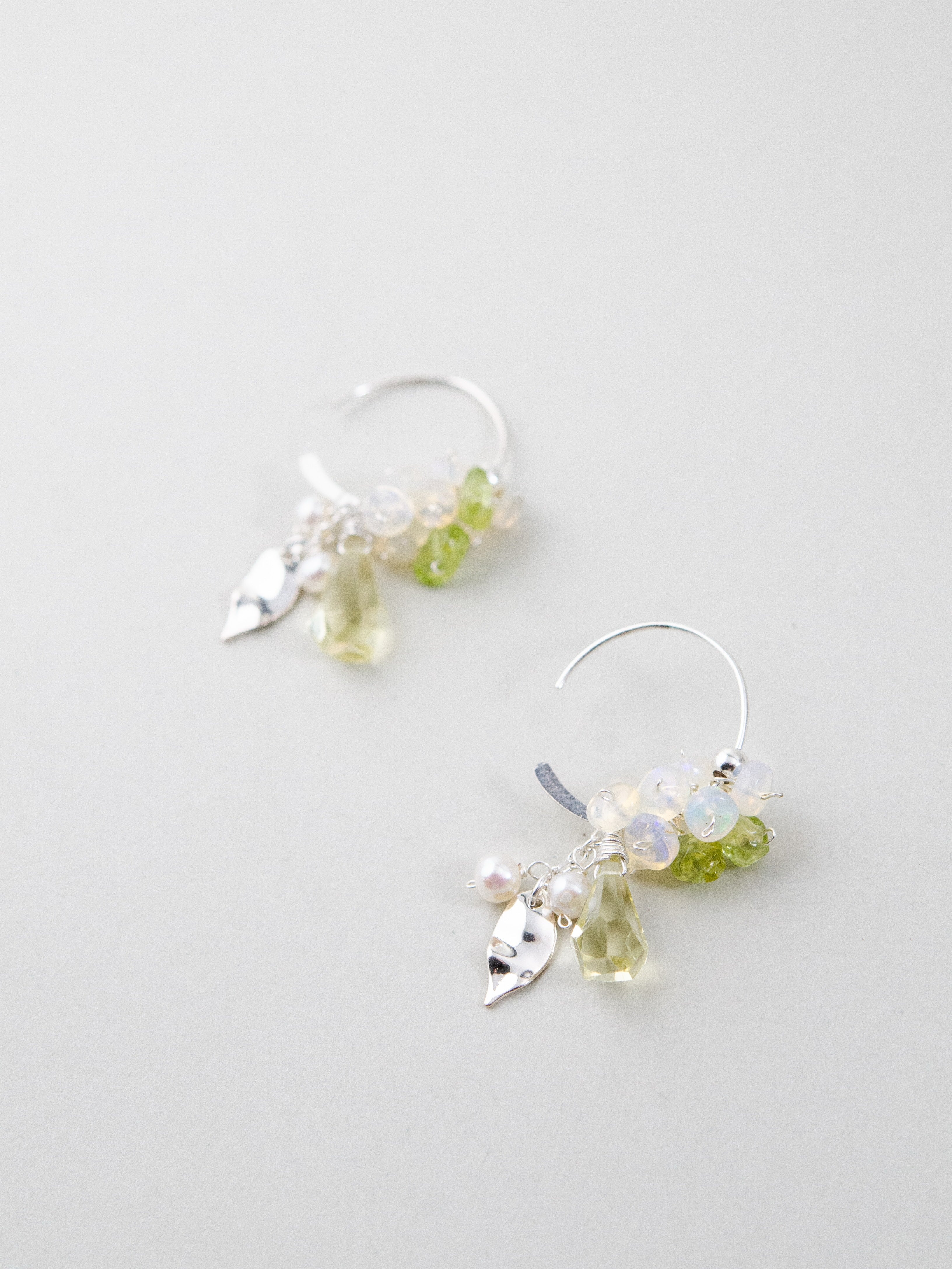 天然石フープピアス 平置き ペア画像 グリーンアゲートと小粒の輝き