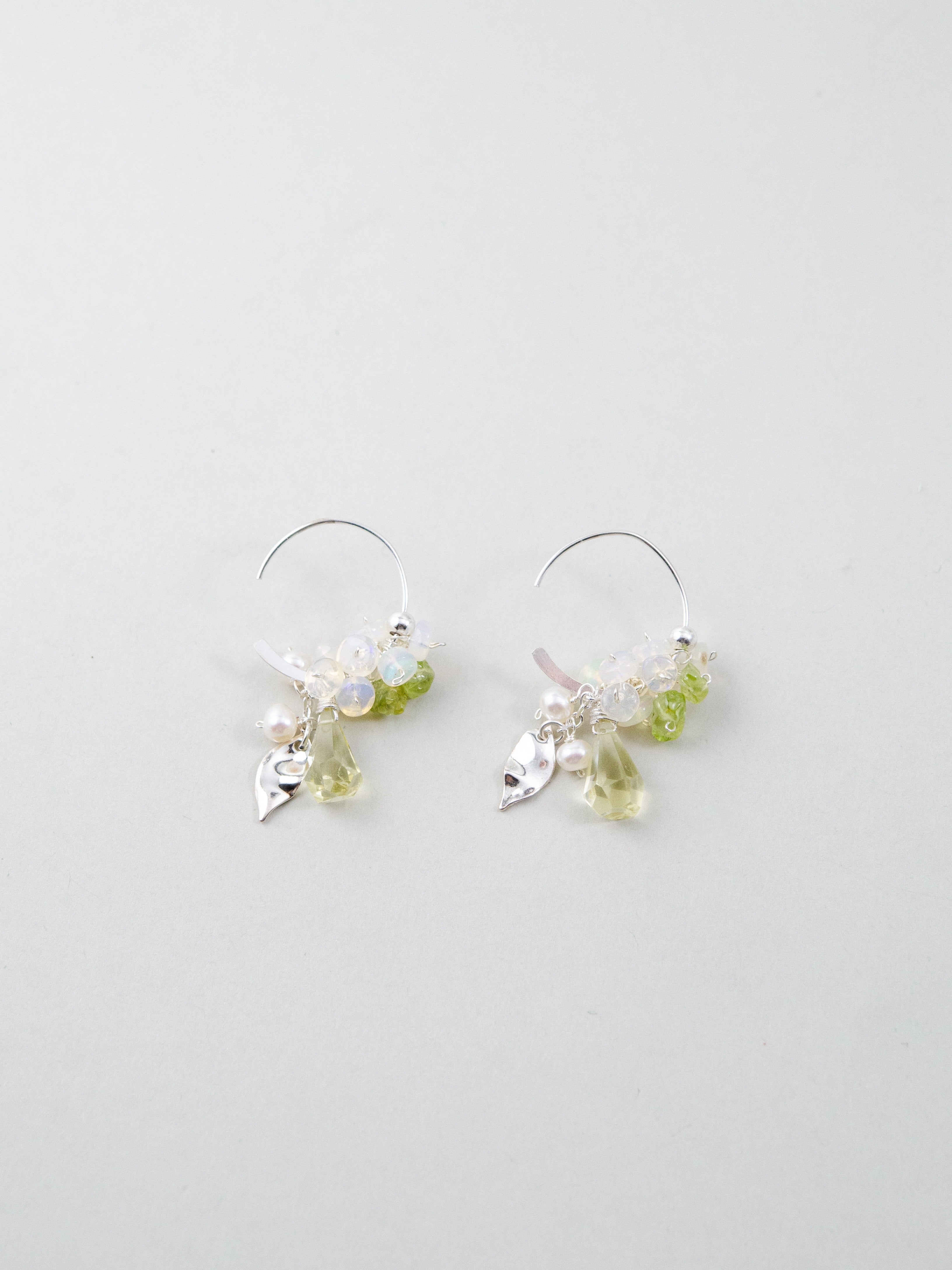 若草のしずく ピアス 真上からのアングル 瑞々しい輝きと透明感