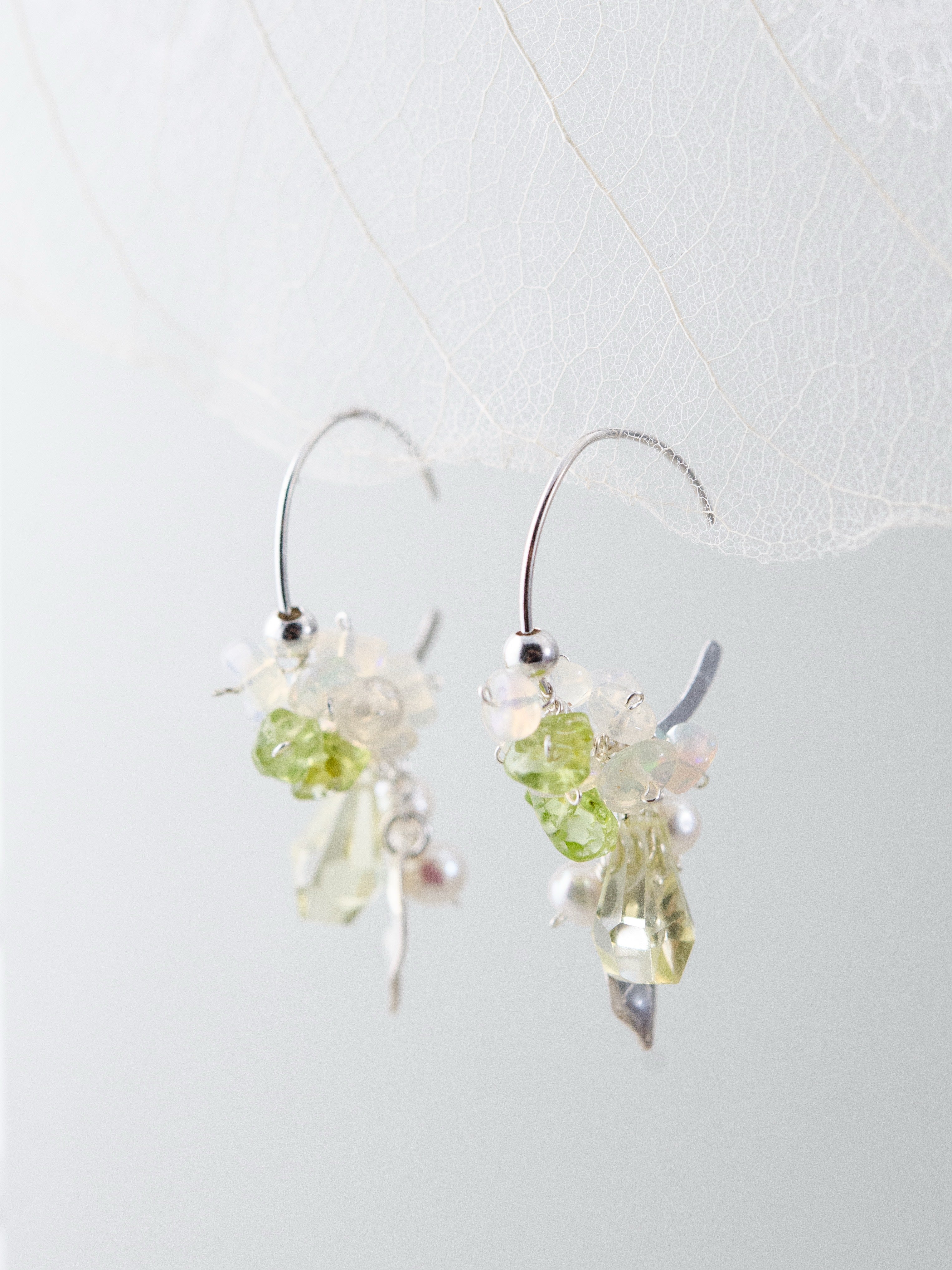 グリーンアゲート & リーフ フープピアス 若草のしずく メイン画像 瑞々しい緑と銀の葉 SV925