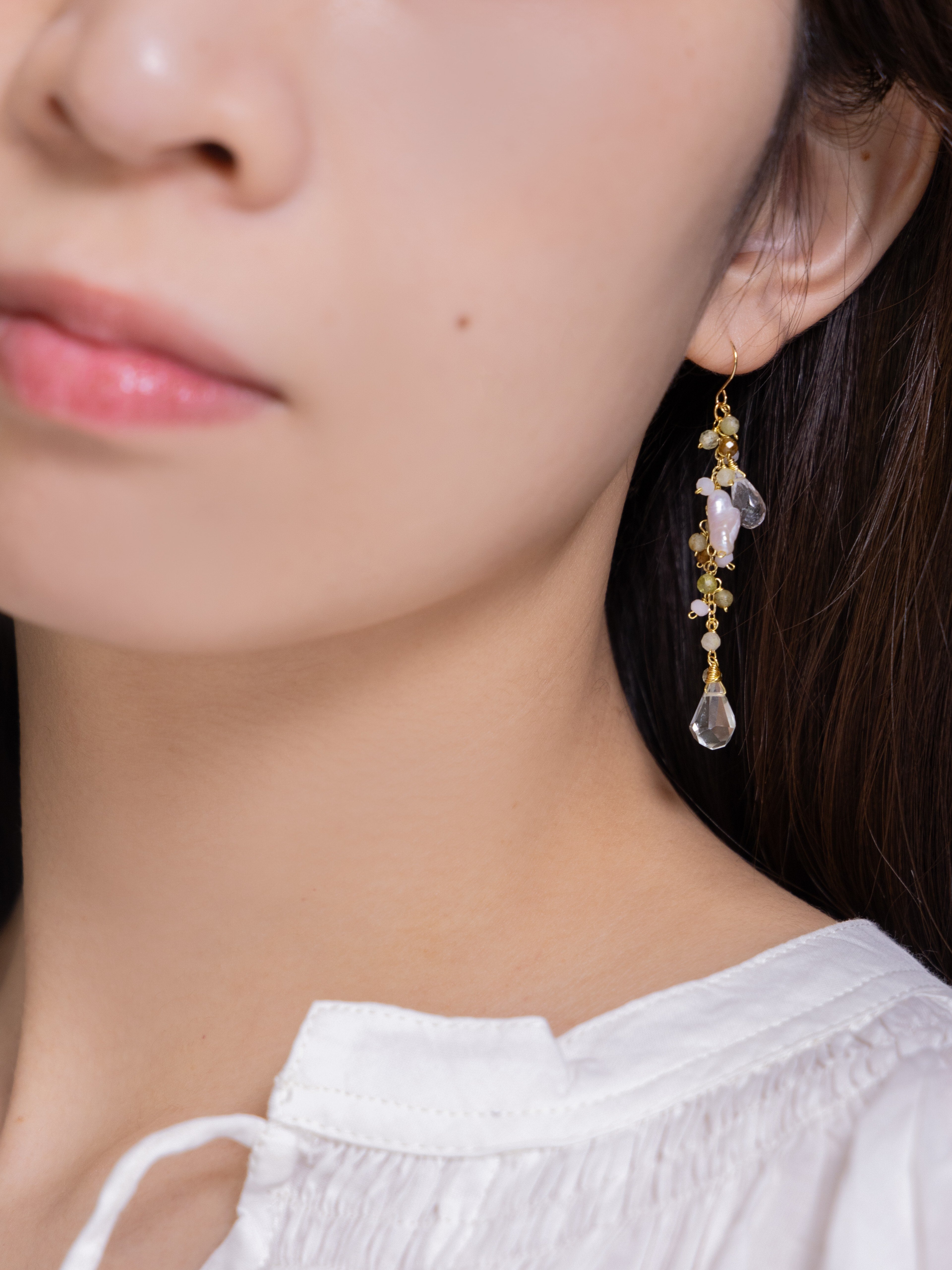 グリーンガーネット ピアス着用 ナチュラルな雰囲気と新緑の色