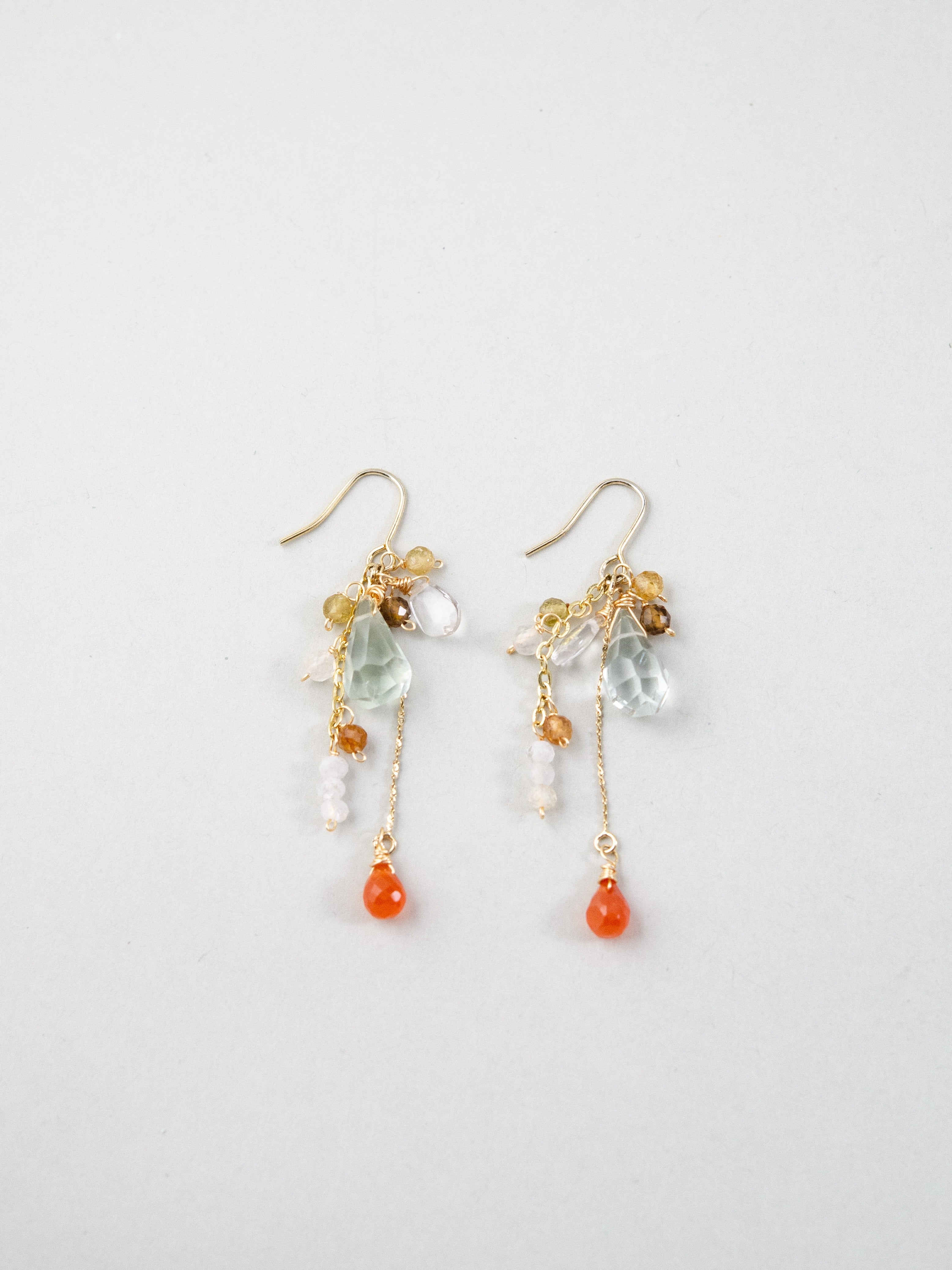 グリーンクォーツとオレンジガーネットのピアス 斜め配置 詳細画像
