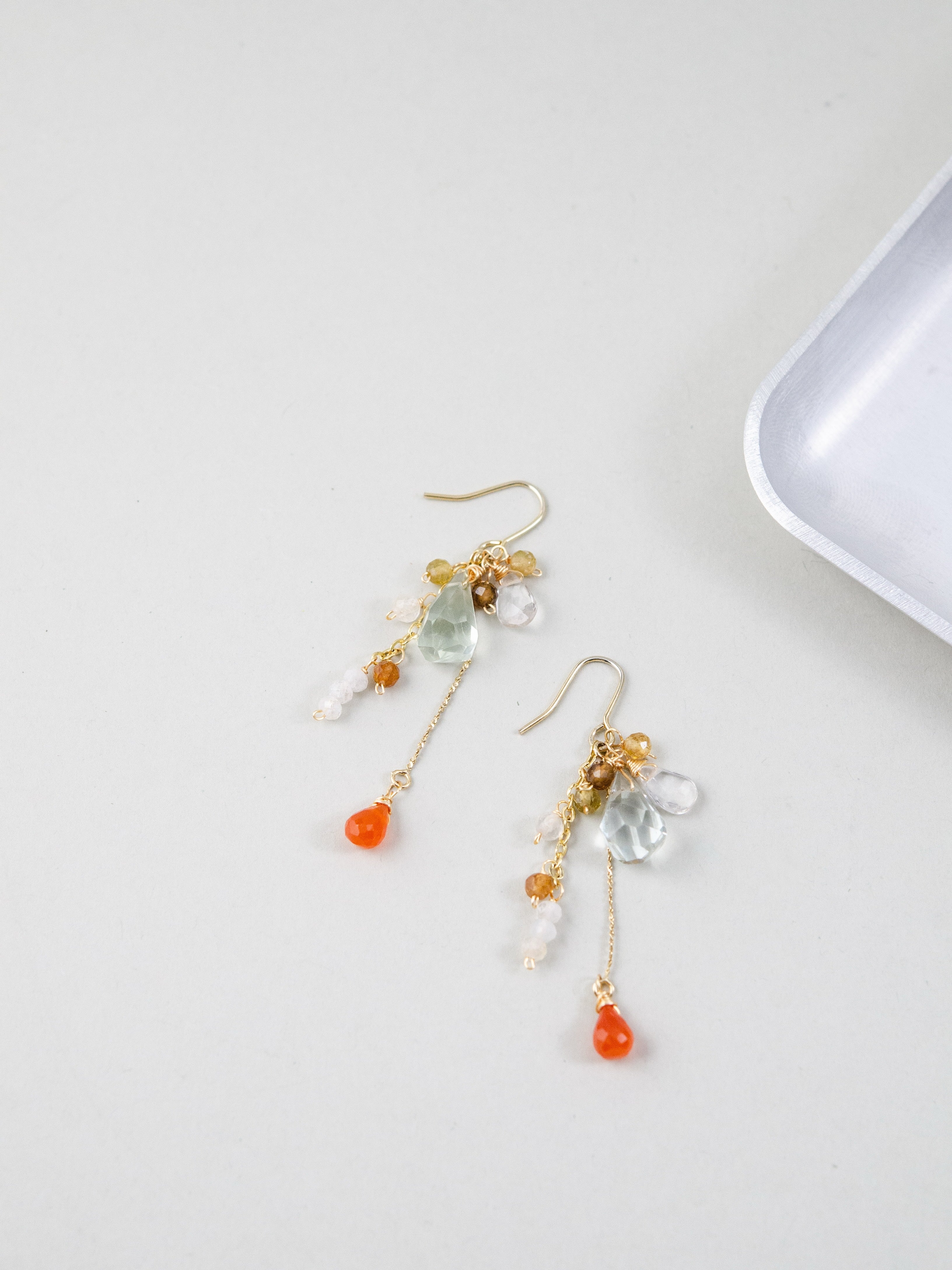 天然石ピアス スタイリング画像 白い皿と森のイメージ