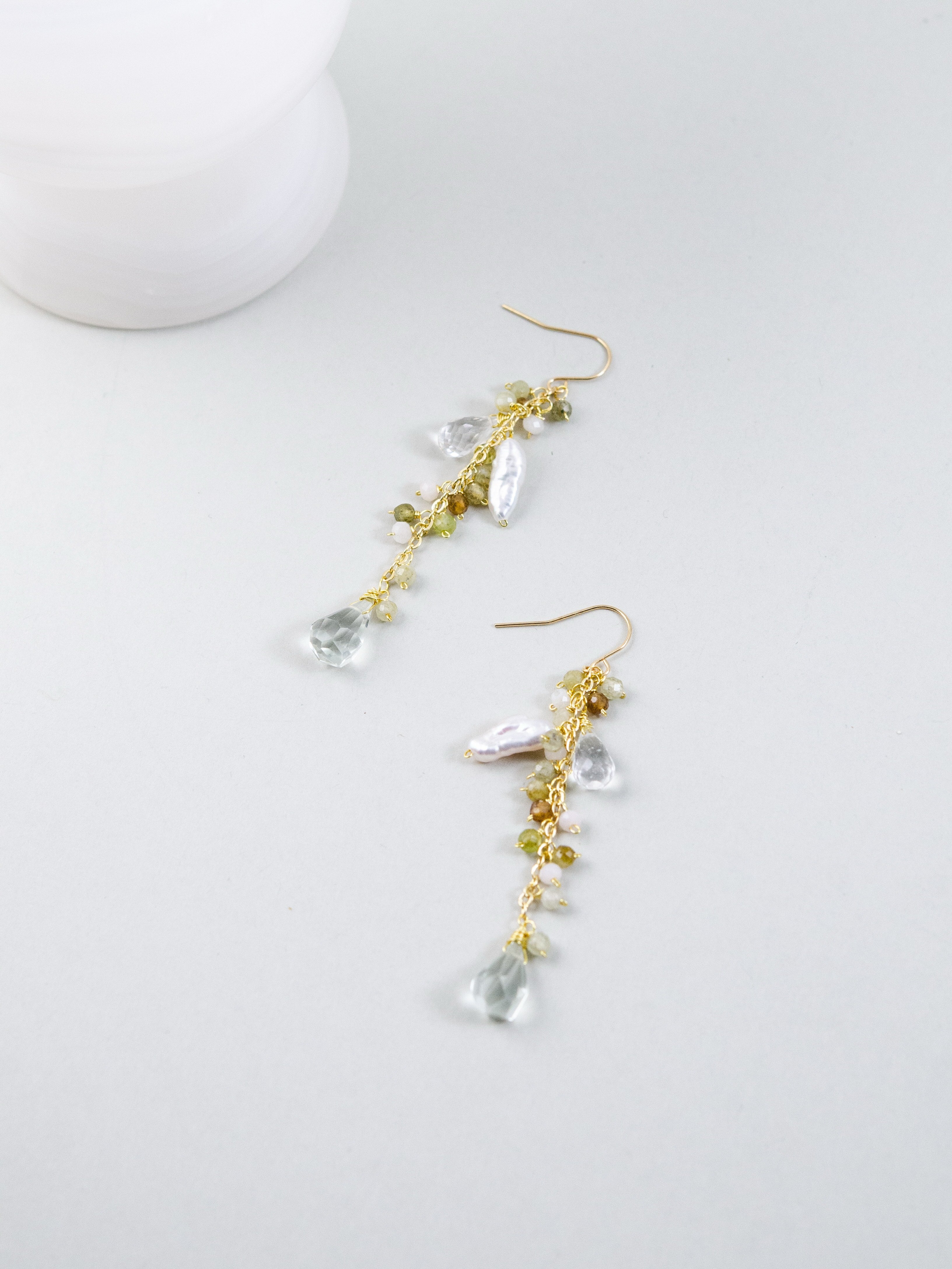 天然石ピアス 白背景 商品全体図 透明感あふれる緑