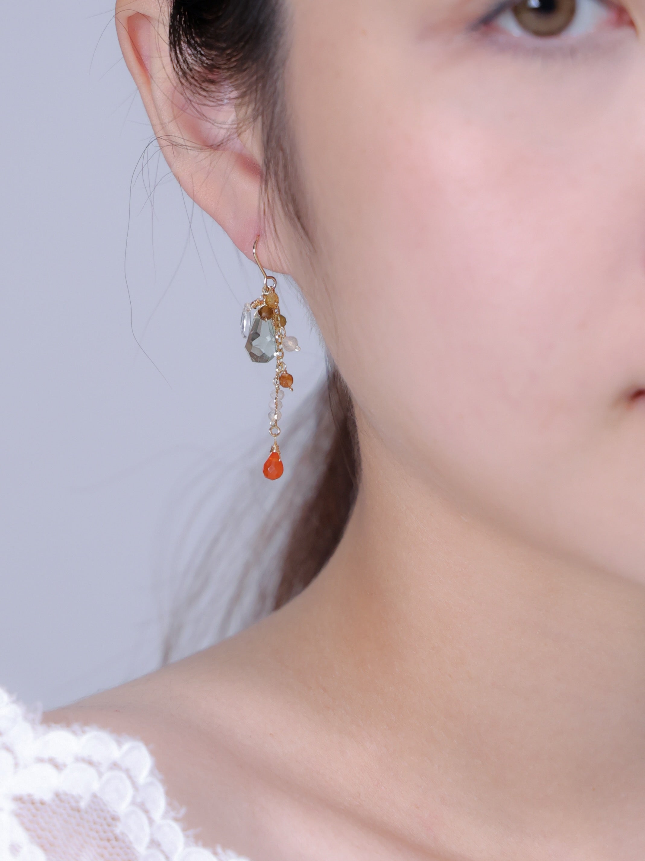 森の果実 ピアス着用 白いトップスに映える天然石の彩り