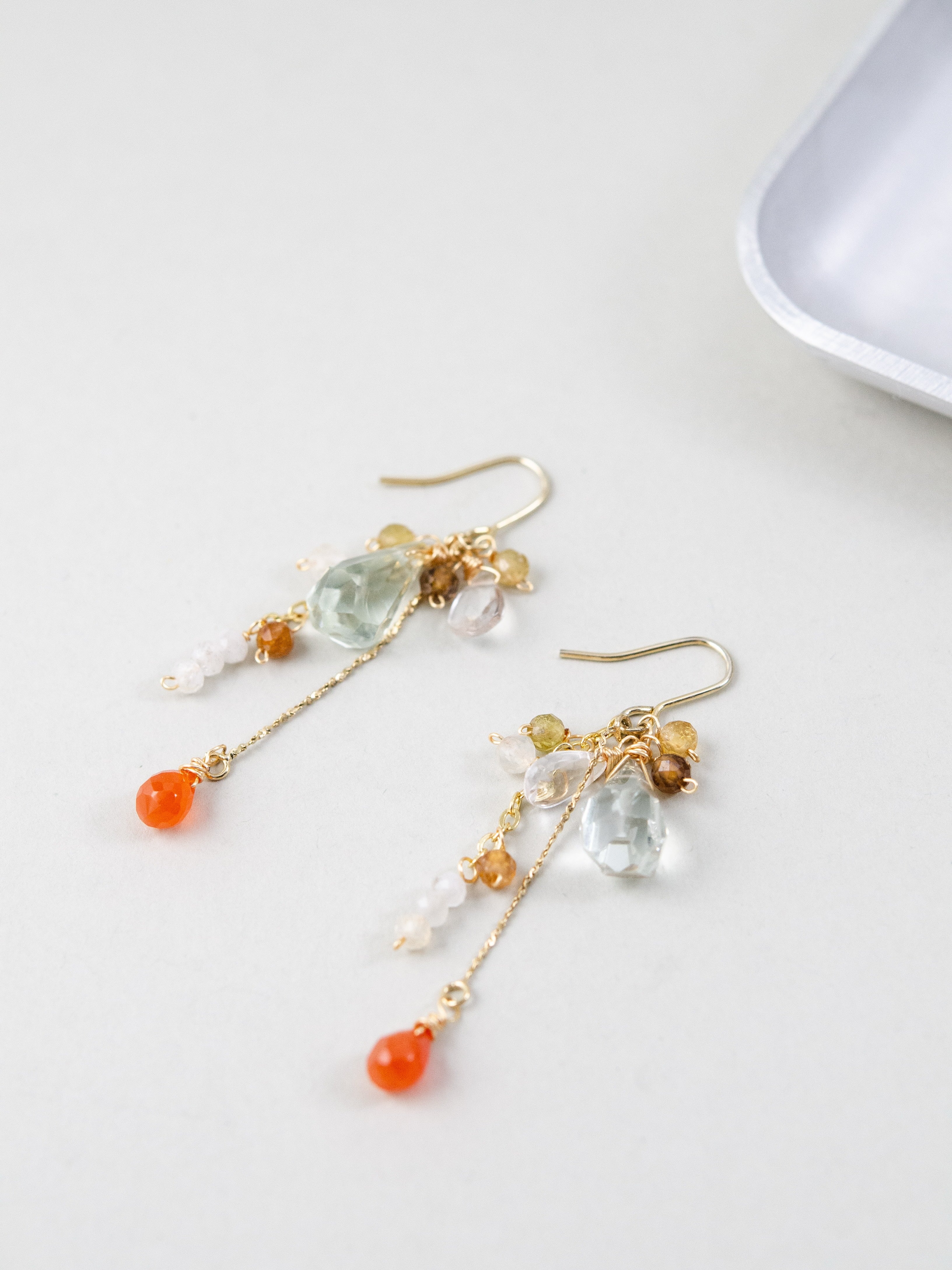 天然石ピアス ディスプレイ 白い皿とグリーンクォーツ 瑞々しい輝き