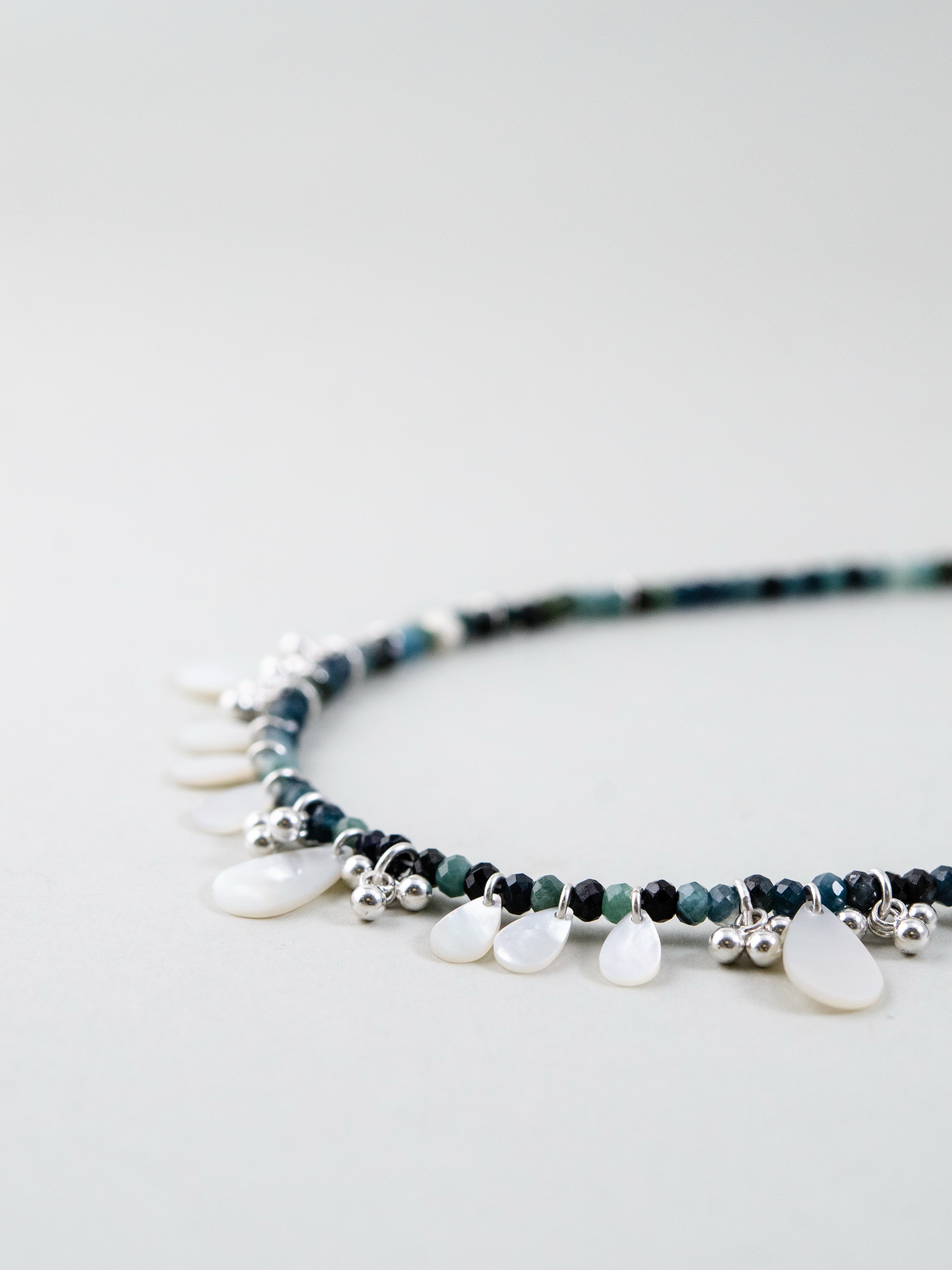 グリーントルマリンと白蝶貝のドロップパーツ詳細 天然石のコントラスト