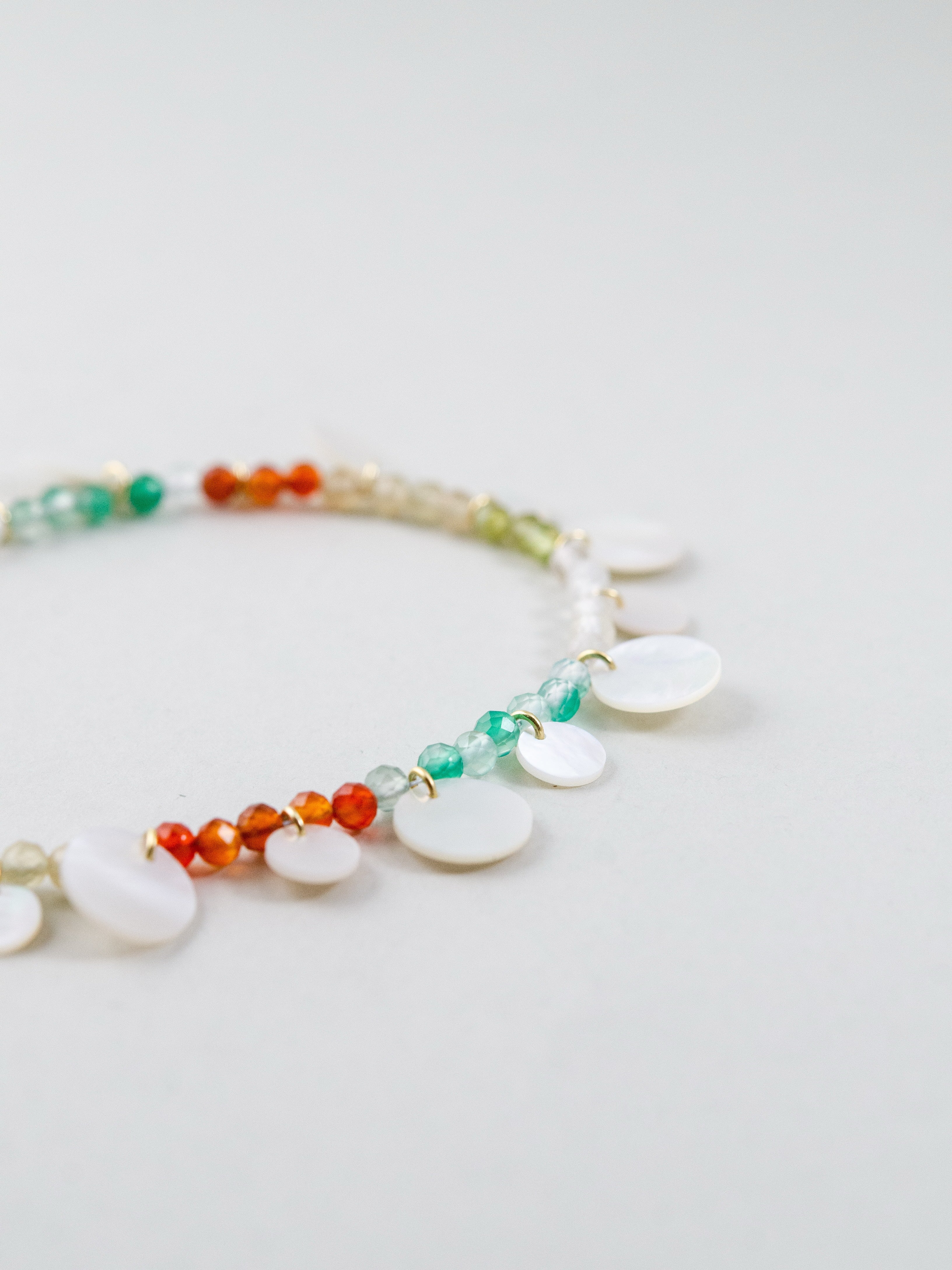 ハンドメイド ブレスレット 側面 カラフル ビーズ 動き