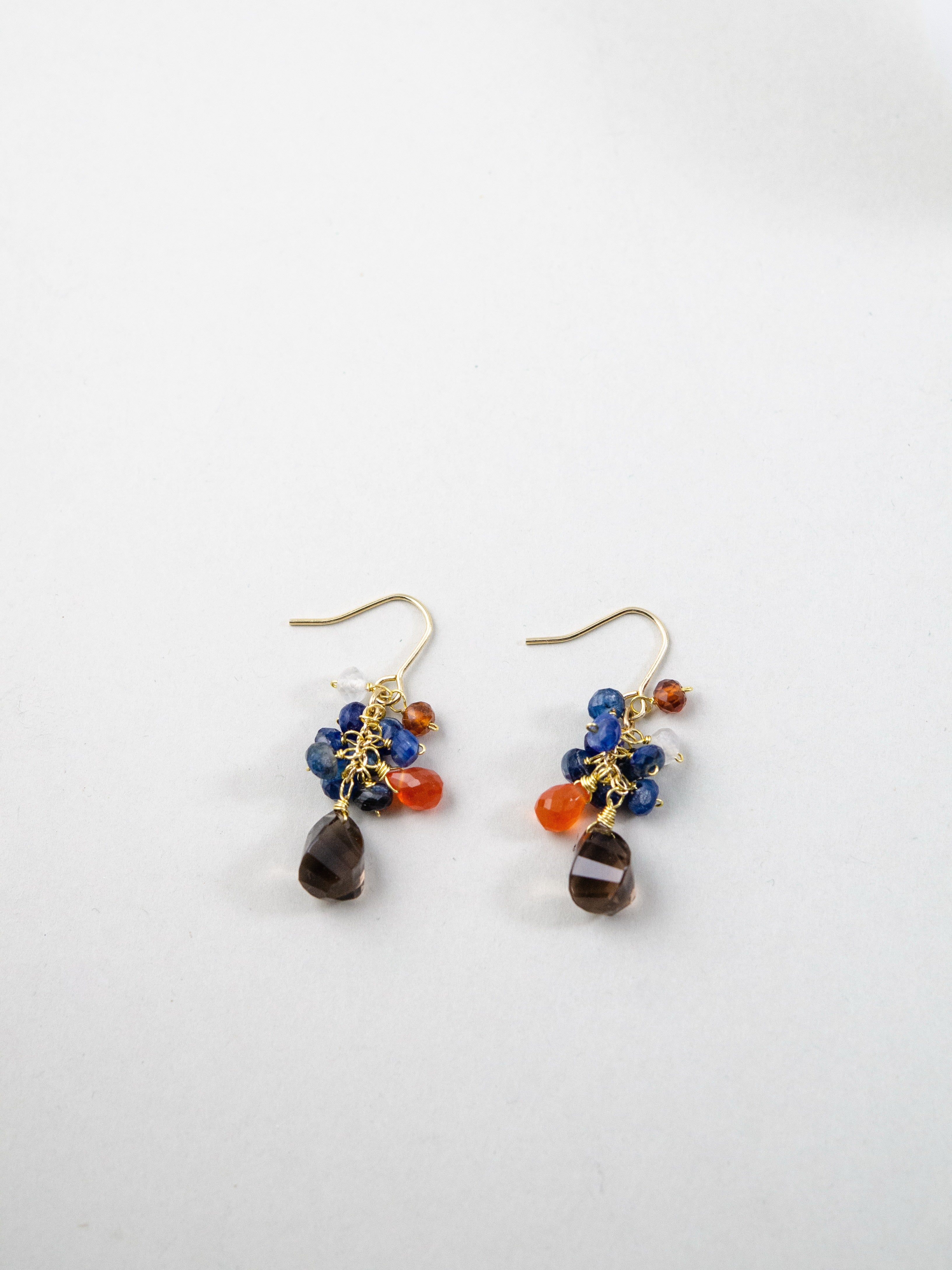 カイヤナイト＆カーネリアン ピアス〈青と朱の房、茶のしずく