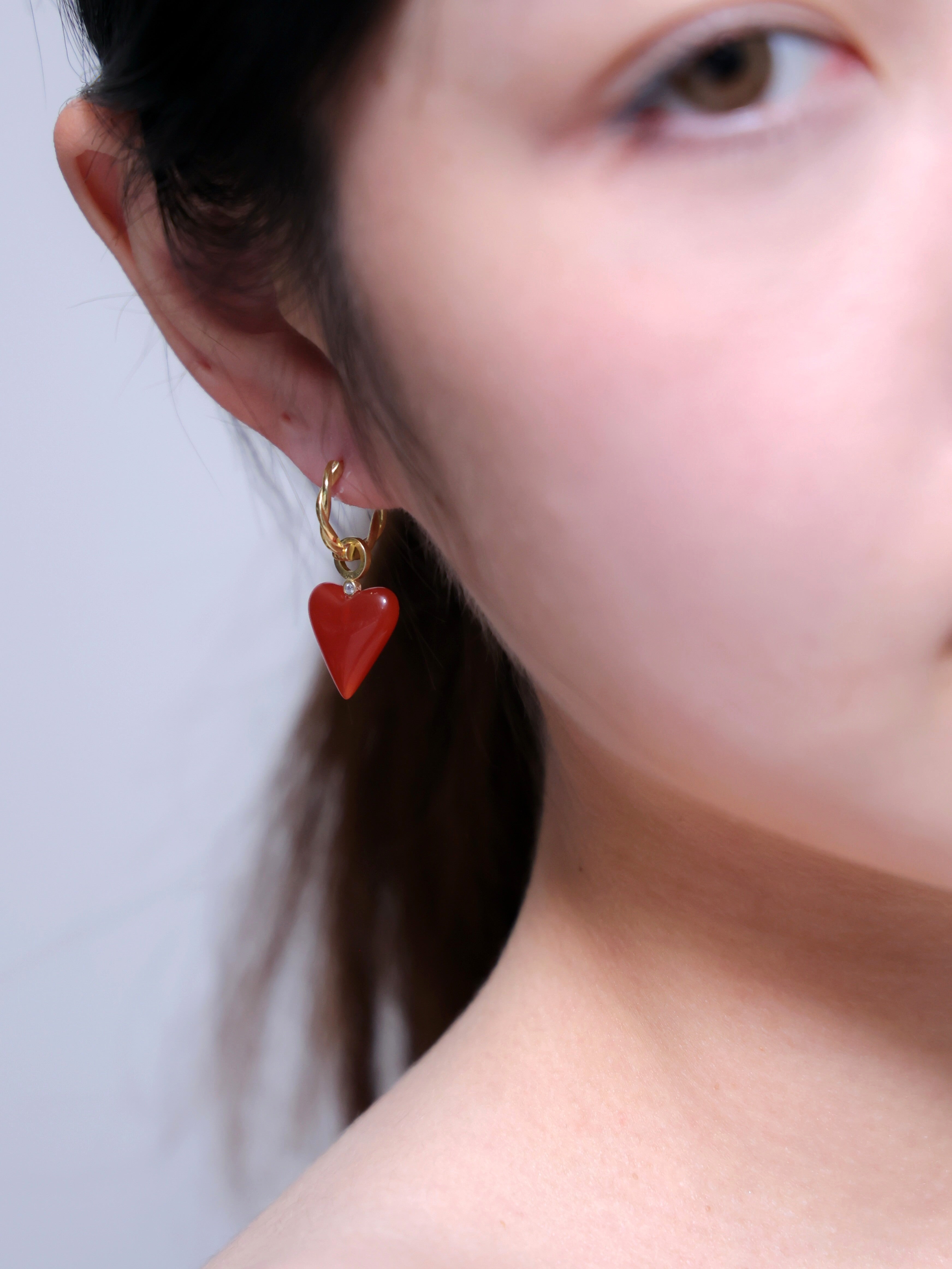 ハート ピアス 着用 正面 顔周り 明るい印象 デート
