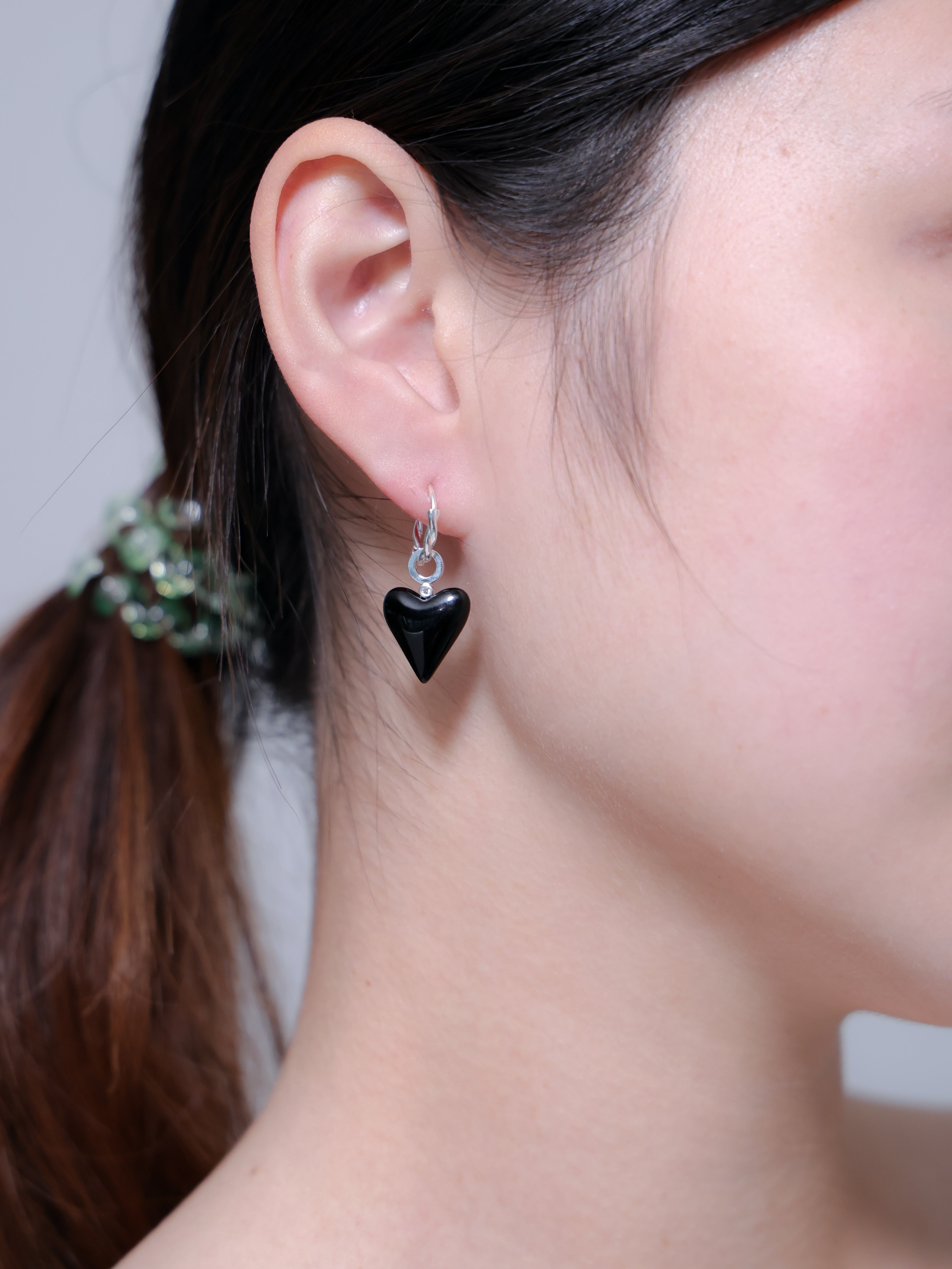 ハート ピアス 着用 雰囲気 モノトーン コーデ オフィス