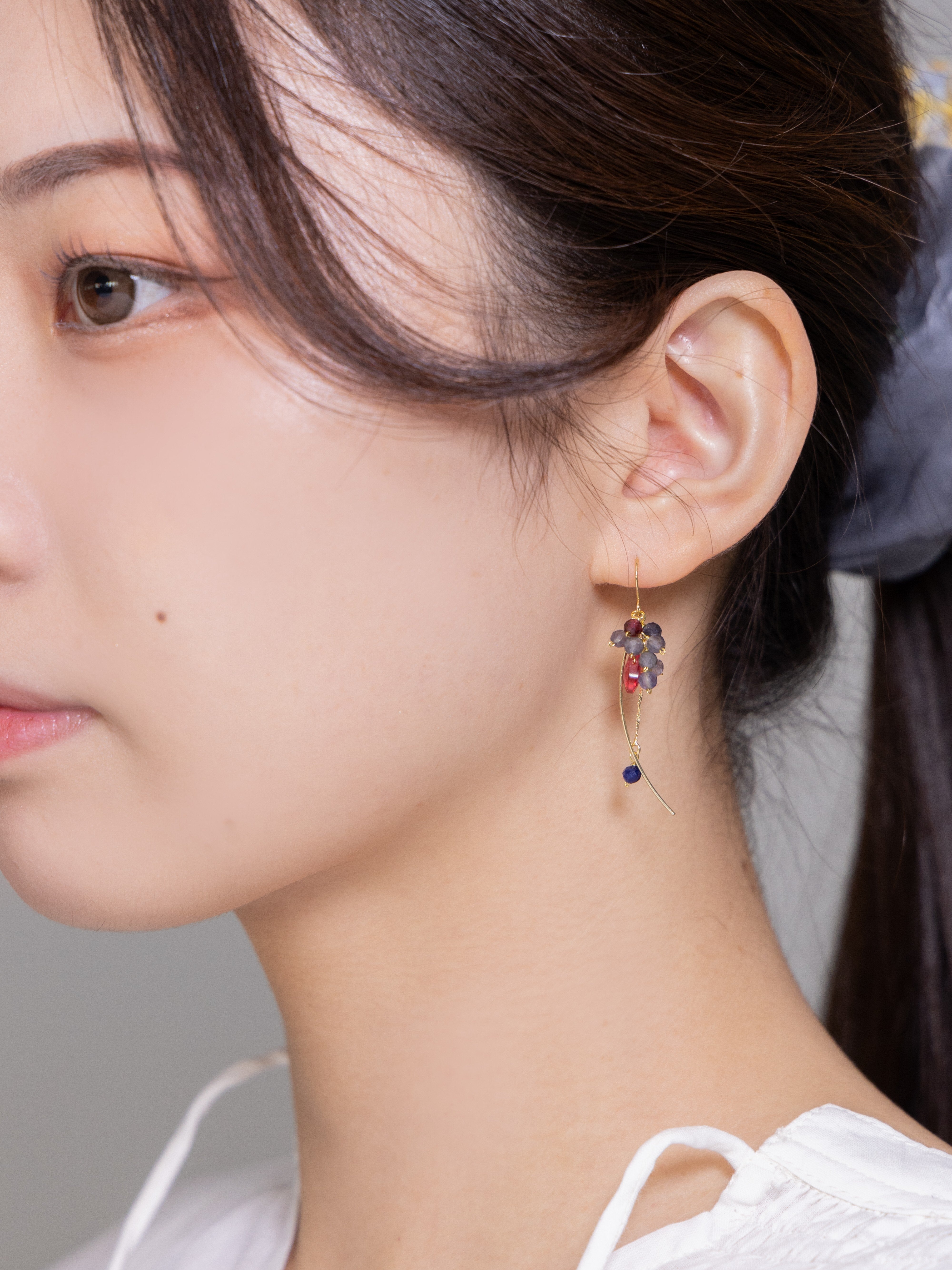 ハート型 ピアス 着用画像 モデル 横顔 大人可愛い