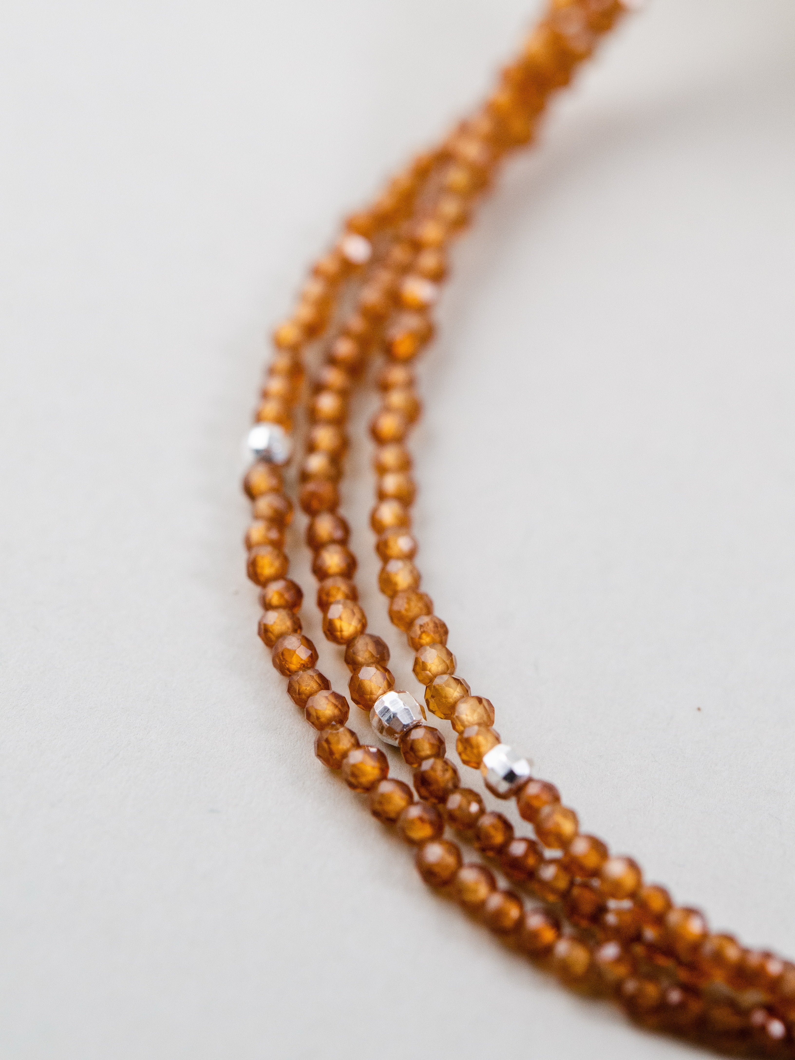 ヘソナイト ガーネット ビーズ 詳細 拡大 カット 輝き