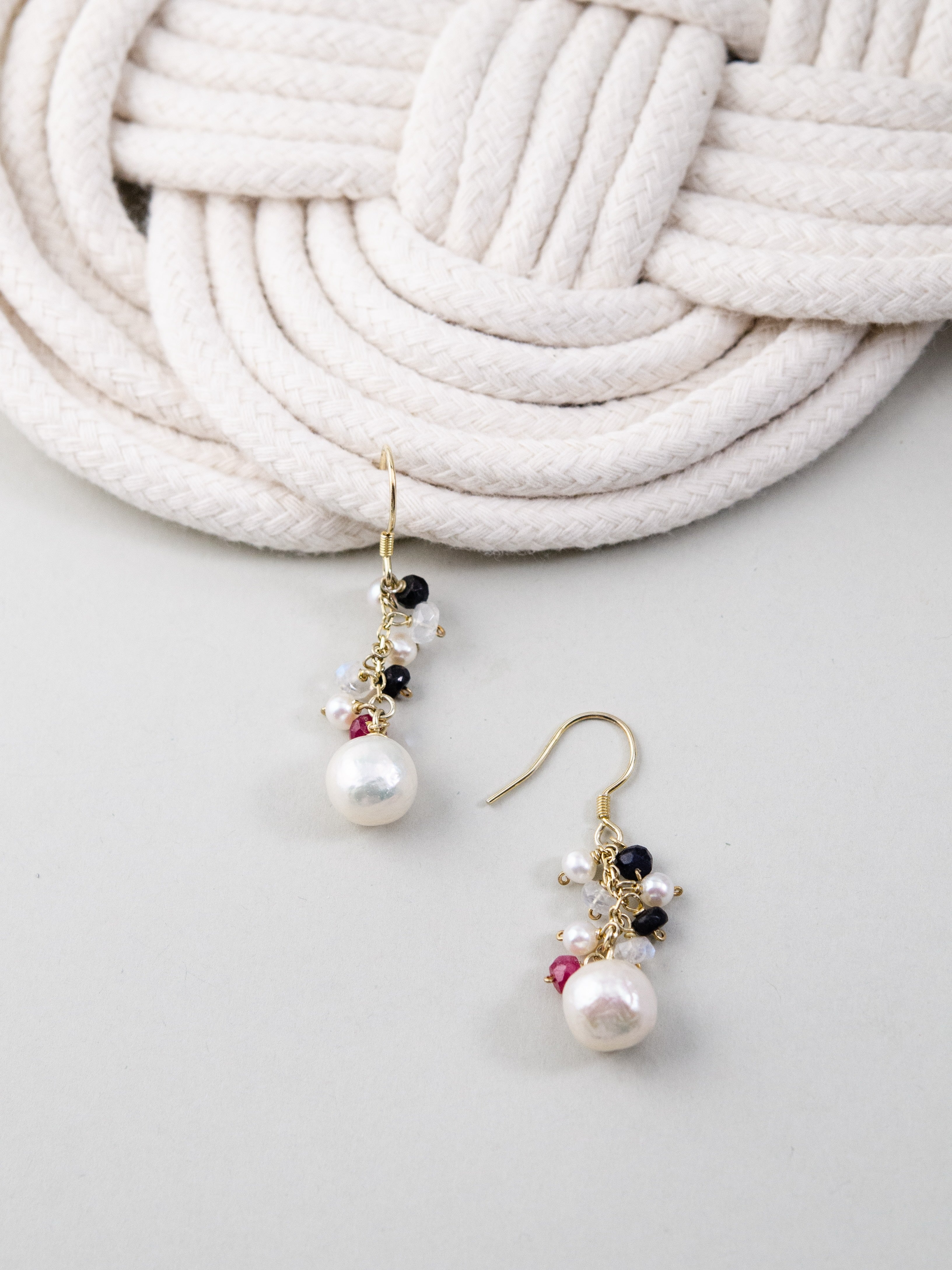 聖なる宝石箱 ピアス スタイリング画像 和モダンな雰囲気と天然石