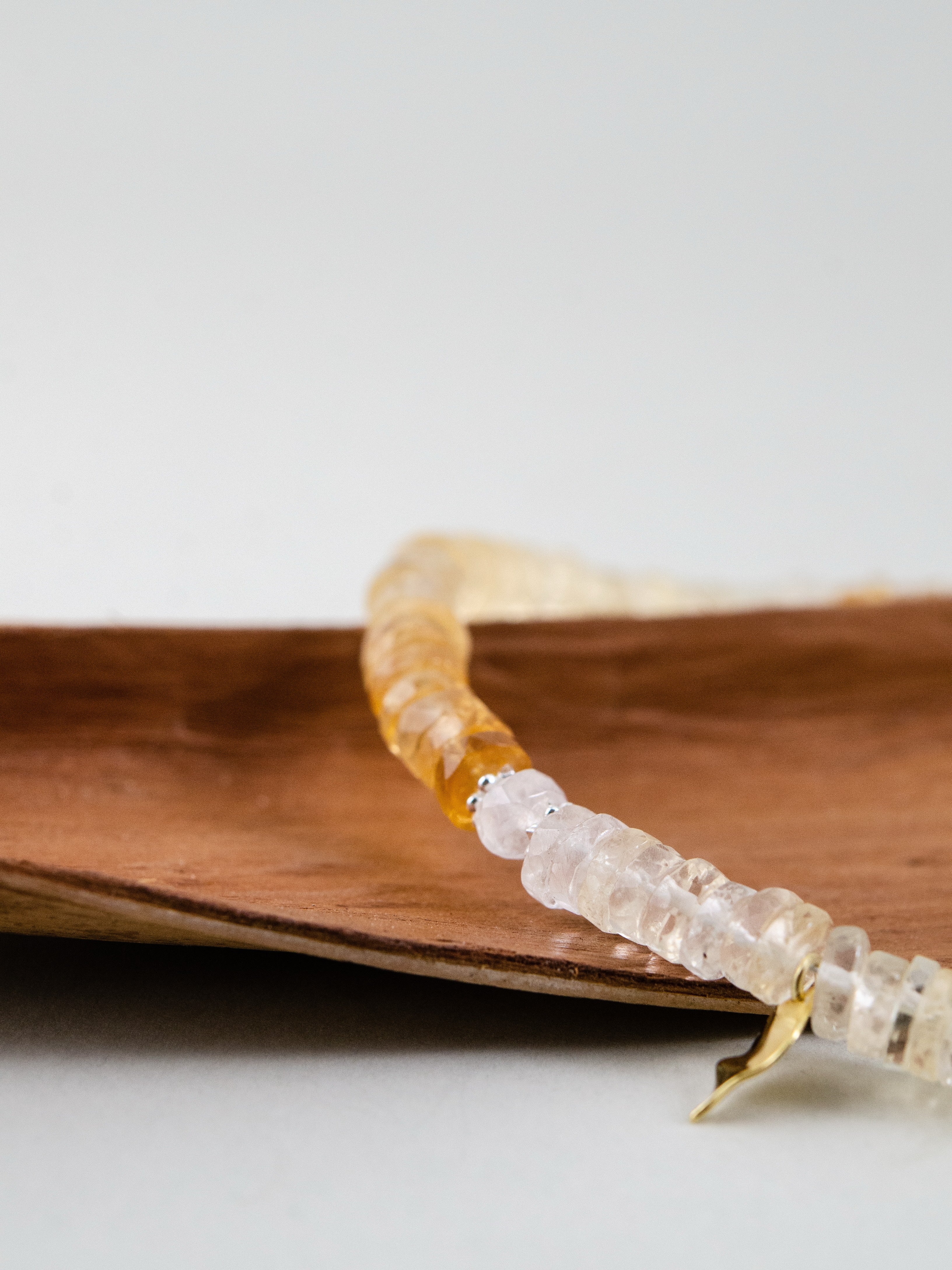 ハニーカラー シトリン ビーズ詳細 金の葉チャームと天然石の質感