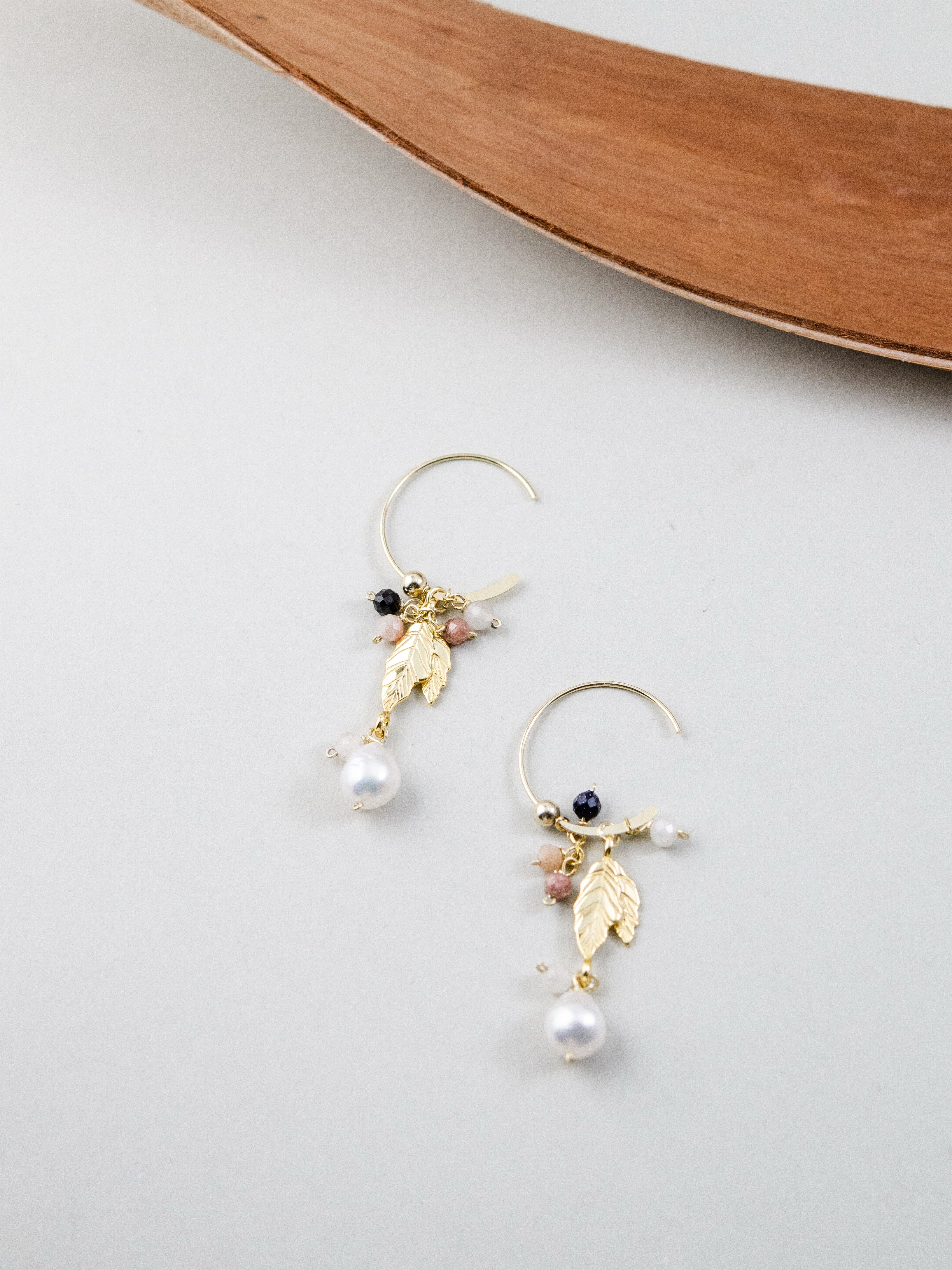 フープピアス デザイン詳細 揺れる金の葉とパールのアクセント