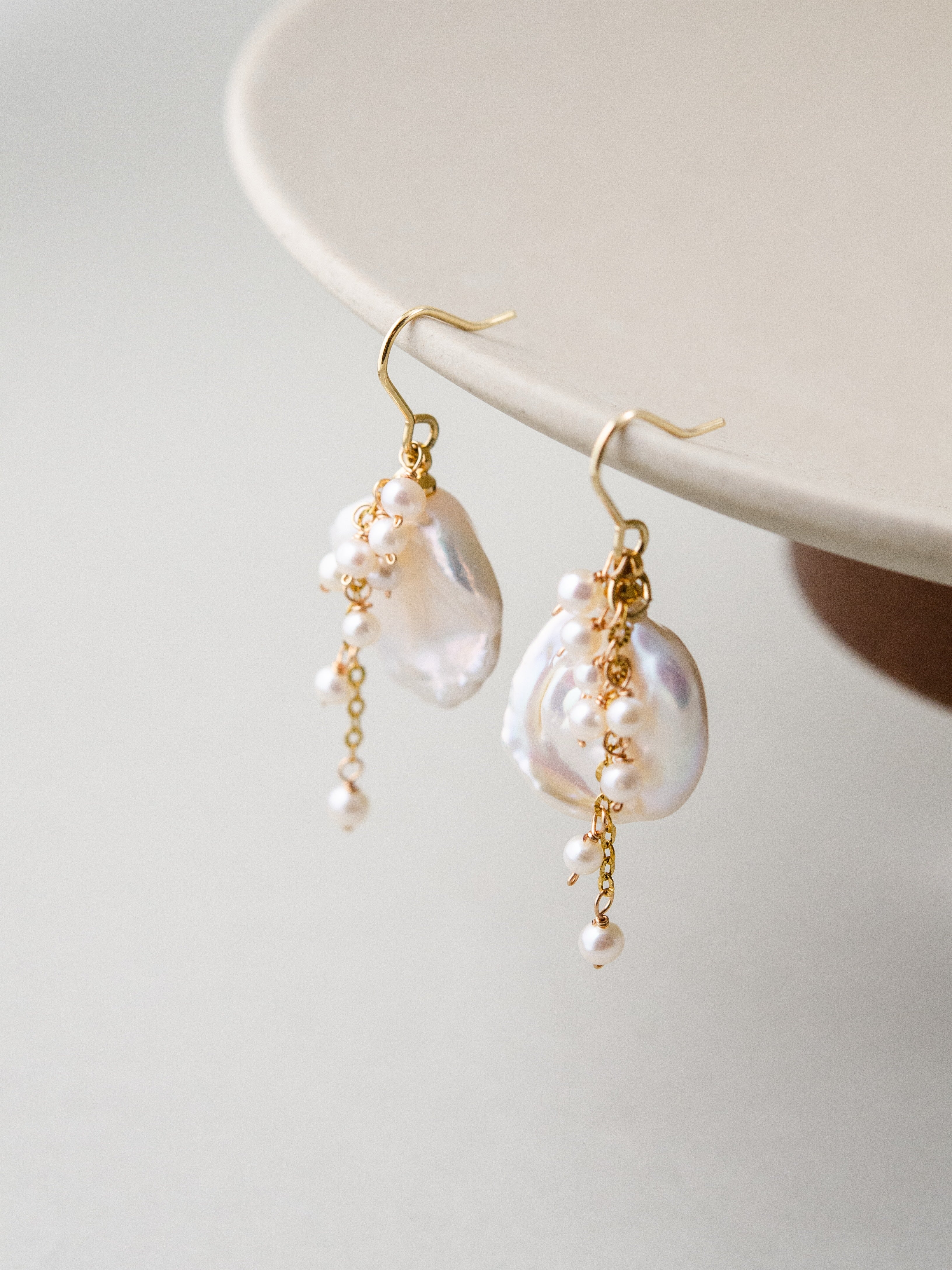 金属アレルギー対応 ピアス イヤリング変更可 平らな真珠 側面