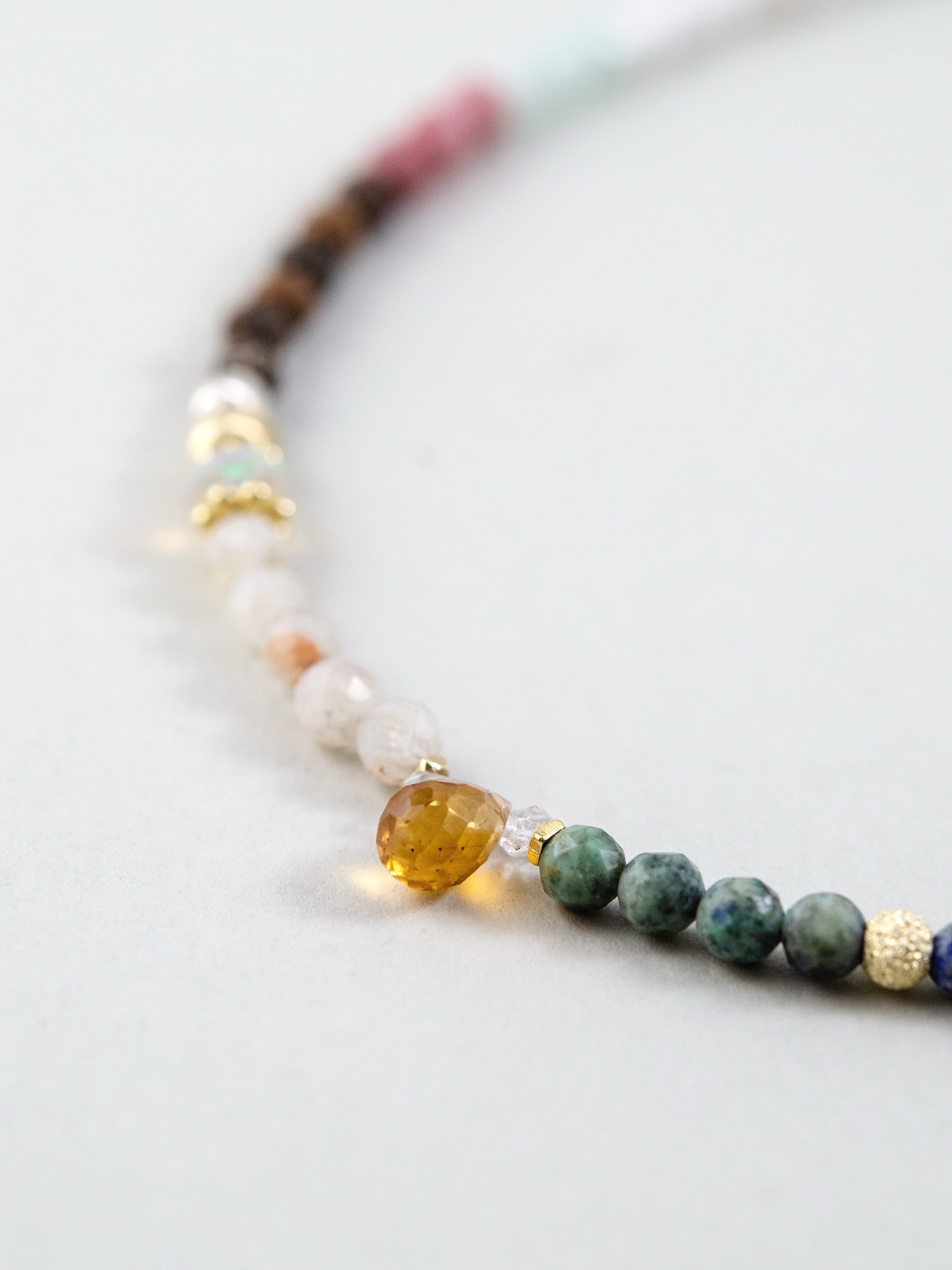 インカローズ ラピスラズリ ビーズ詳細 天然石の質感と色の重なり