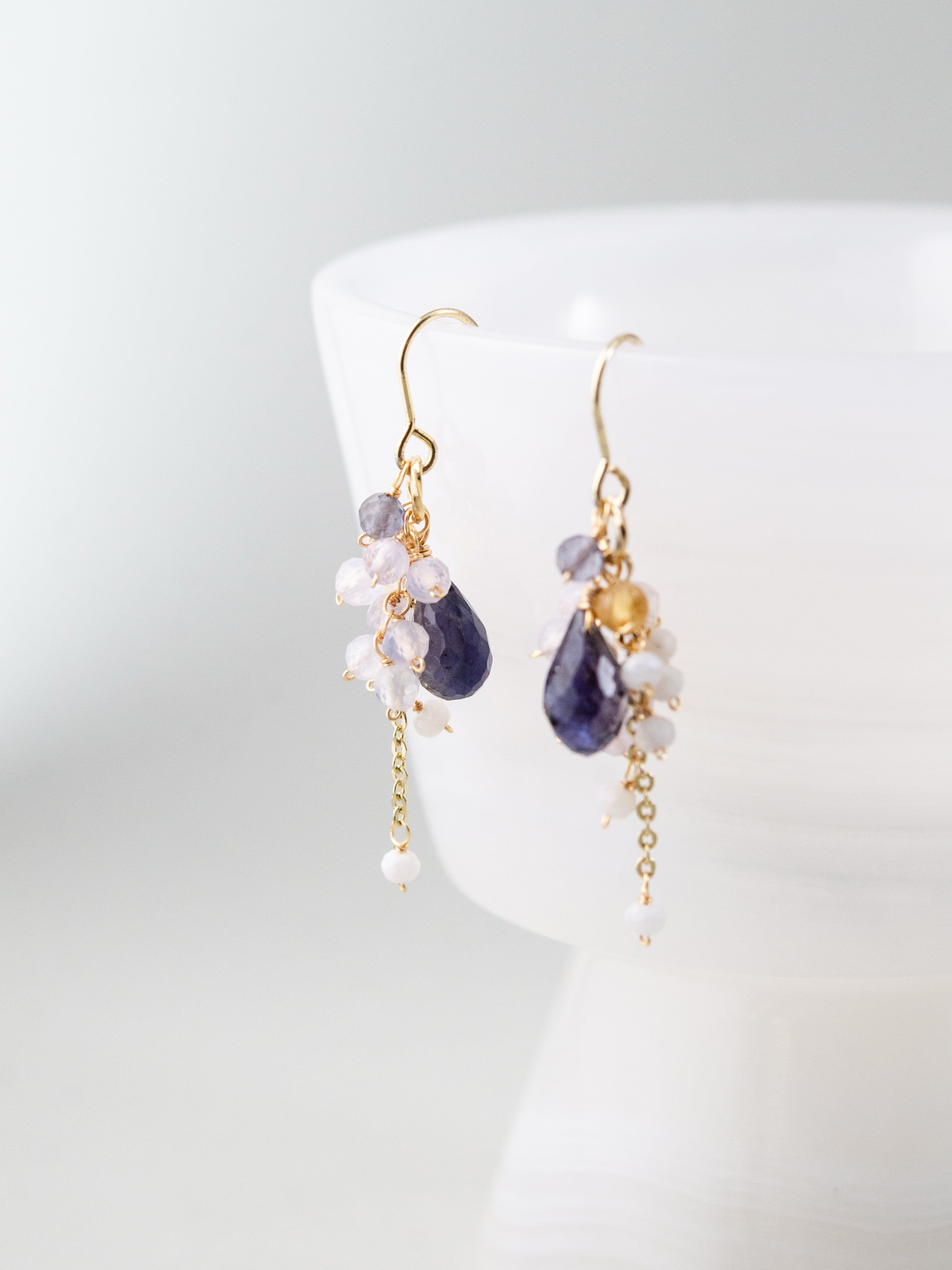 アイオライト 雫型 ピアス ディスプレイ 柔らかい光 雰囲気