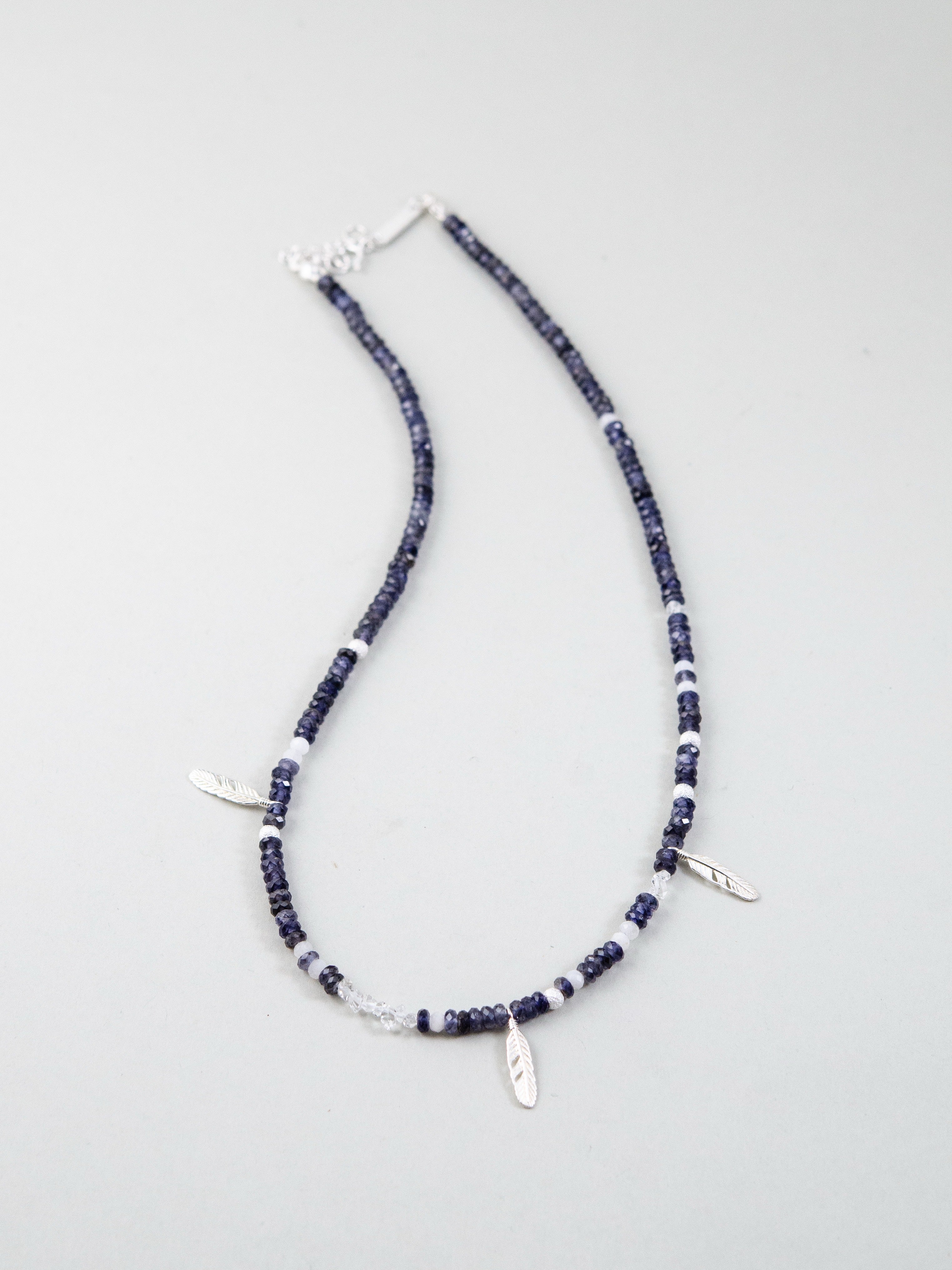 アイオライト & ムーンストーン ネックレス 夜空の羅針盤 メイン画像 静寂の菫色と銀の羽