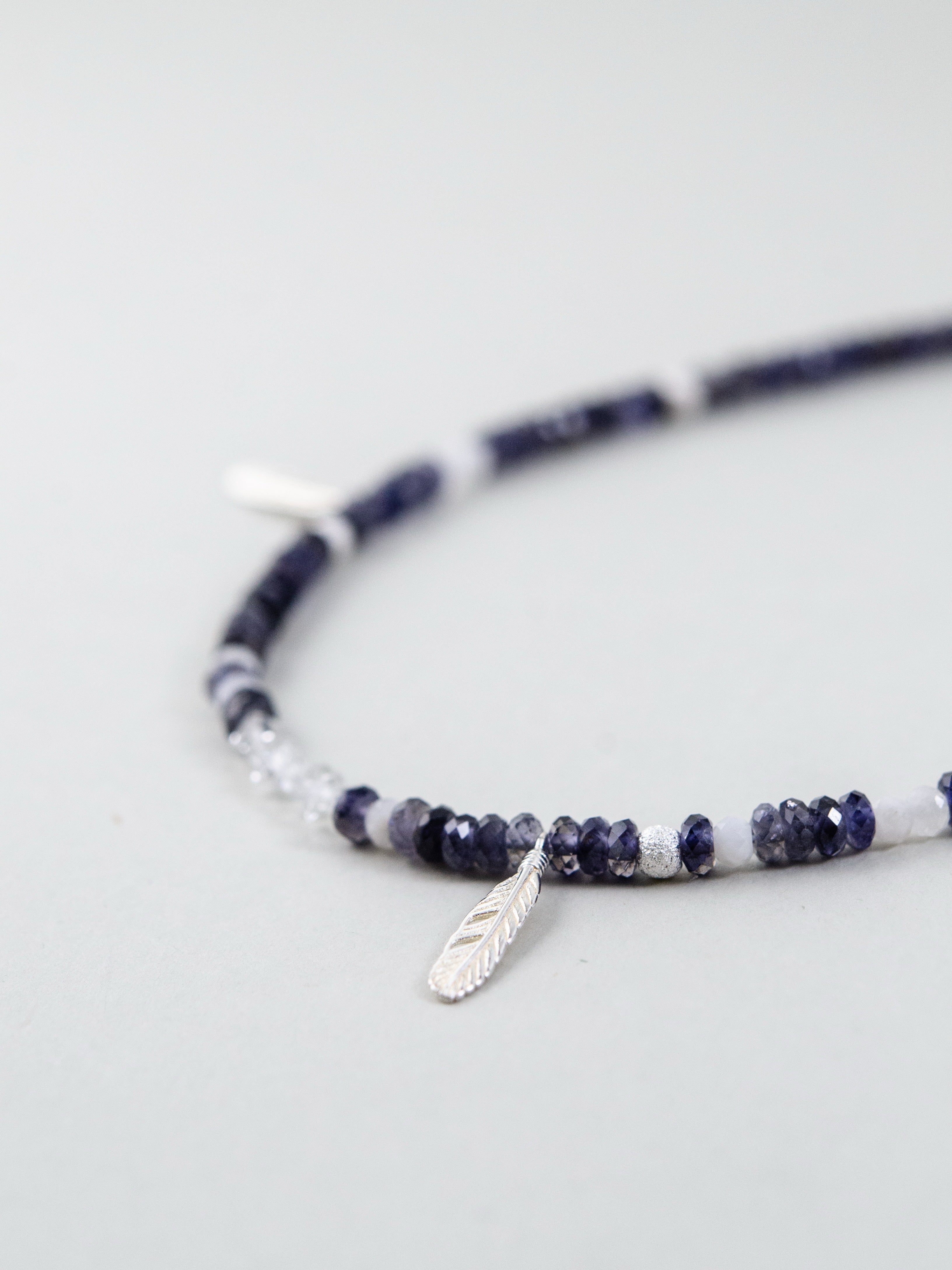 複数の銀の羽チャーム ネックレスのデザイン詳細 揺れるアクセント