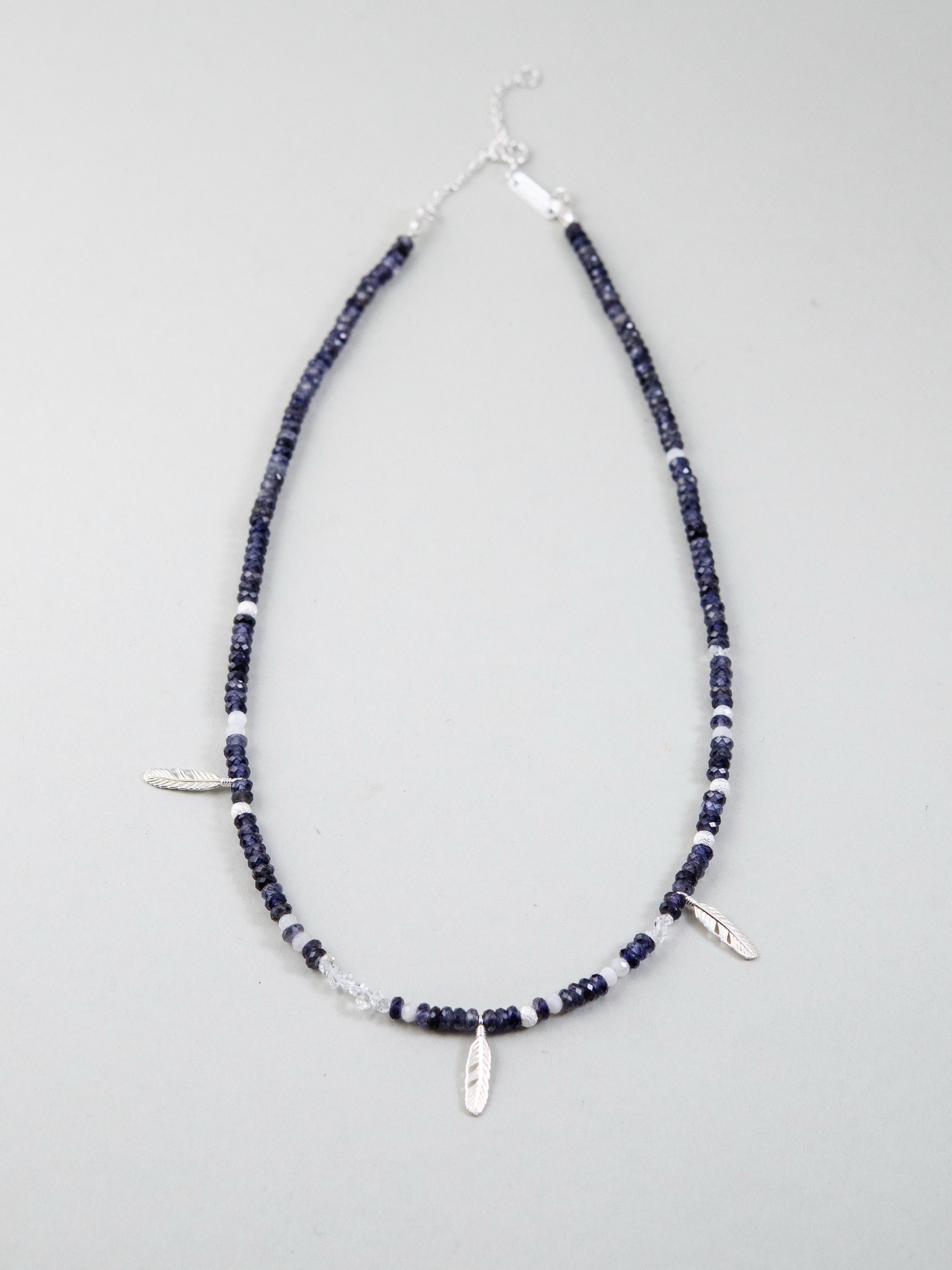 天然石ネックレス 平置き 全体図 アイオライトとシルバーフェザーの配置