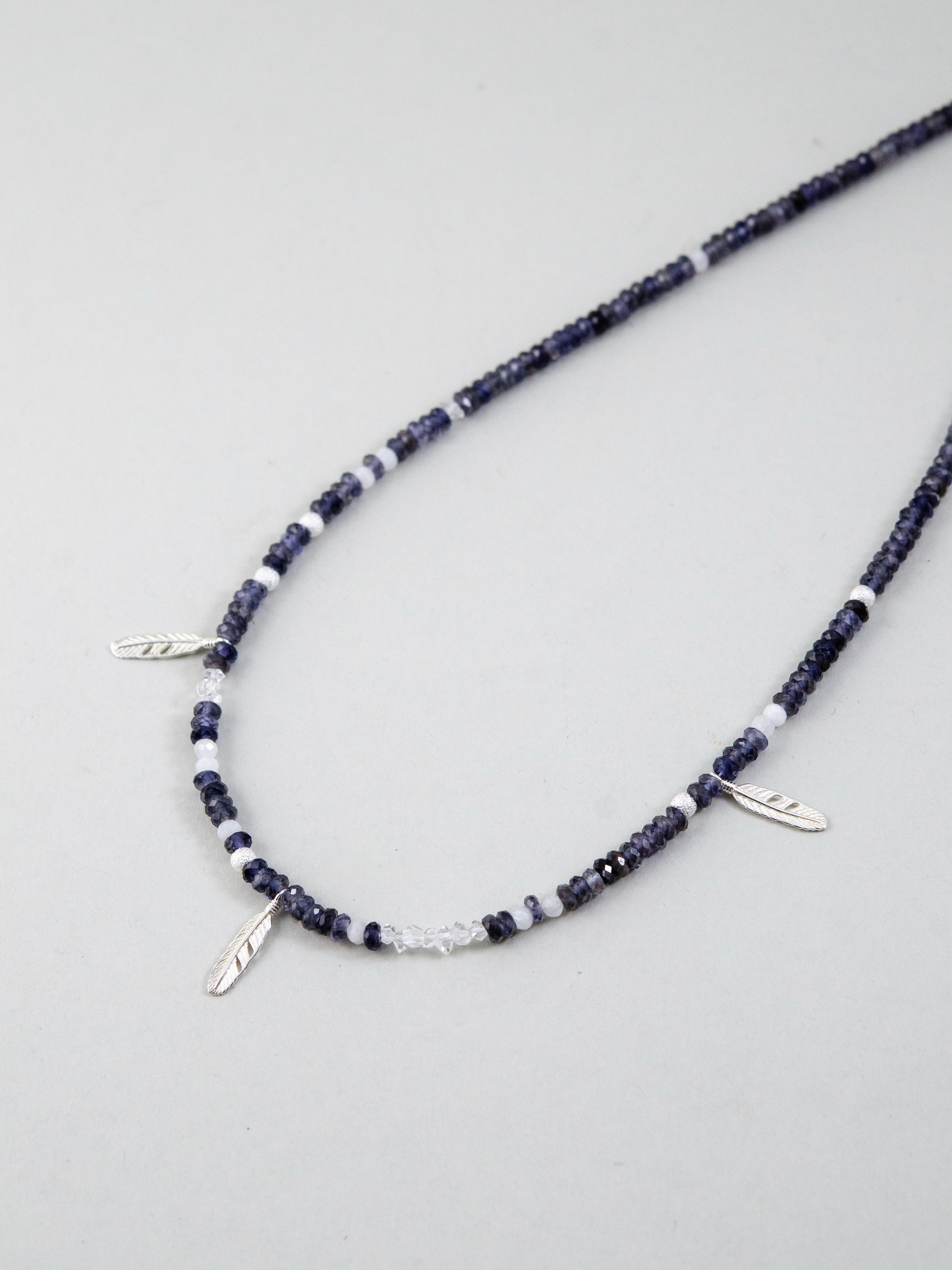 アイオライト ネックレス スタイリング画像 夜空を旅する羅針盤のイメージ