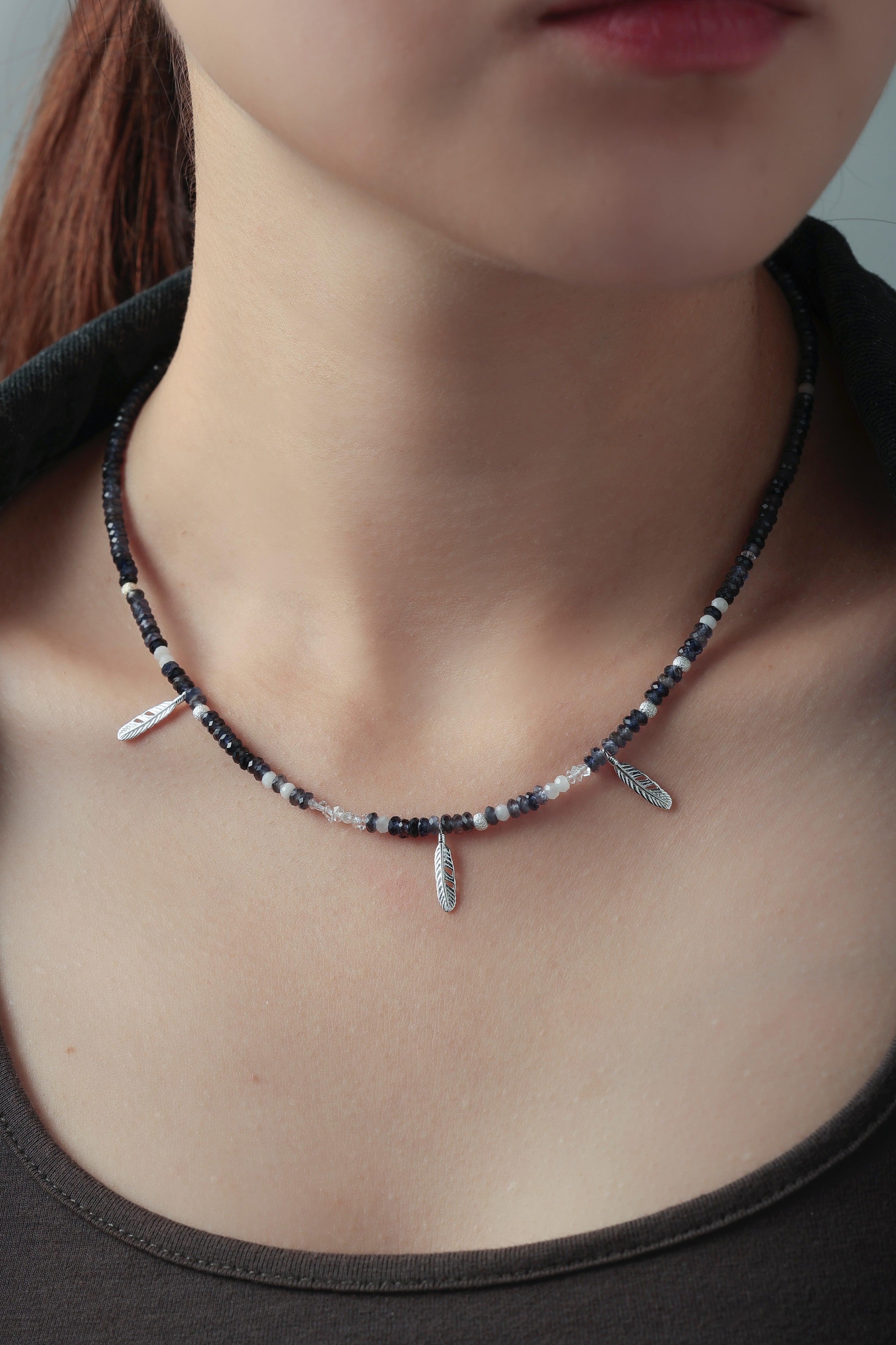 アイオライト ネックレス着用 黒いトップス シックで高貴なコントラスト