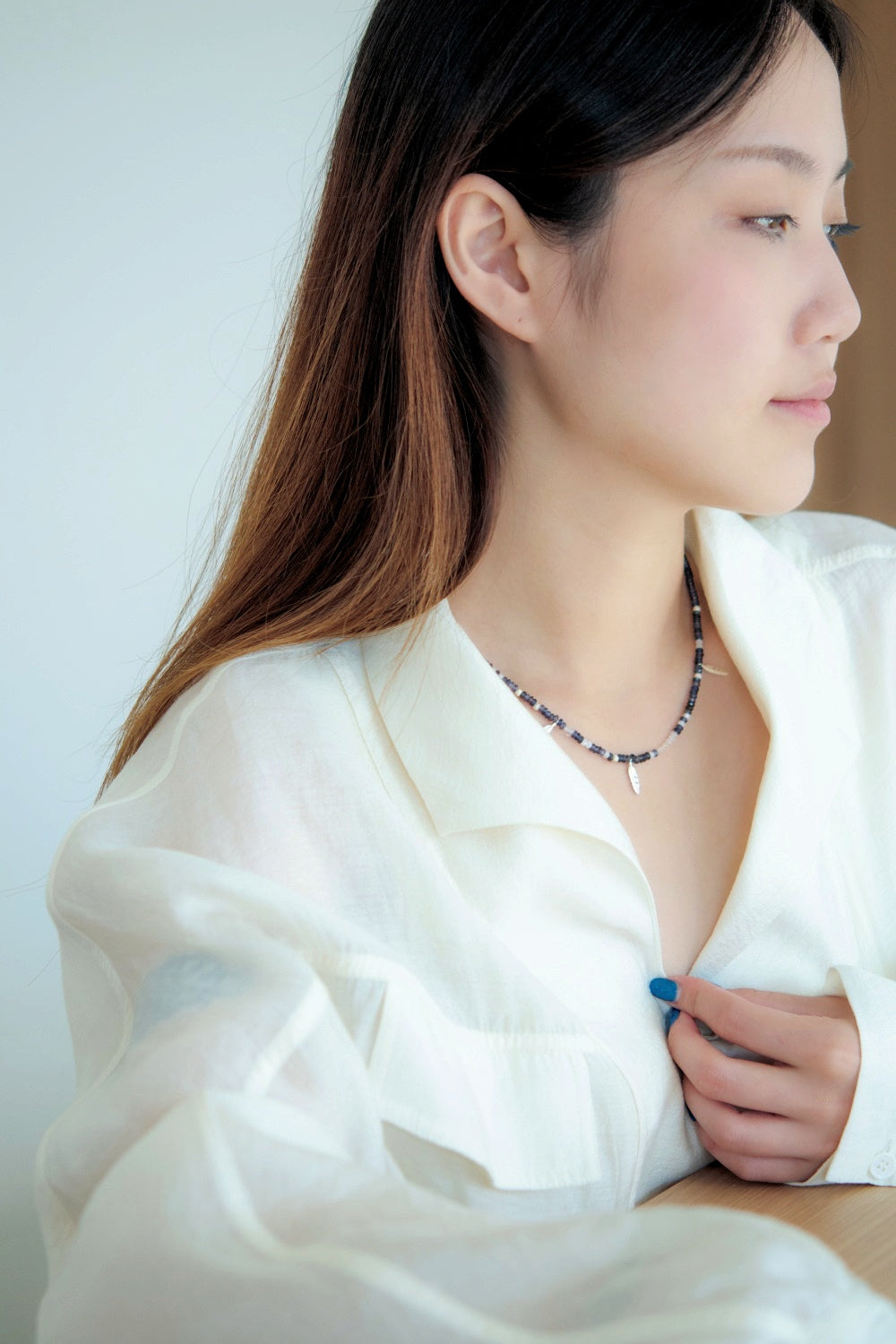 アイオライト ネックレス着用 白シャツコーデ 爽やかさと知的な印象