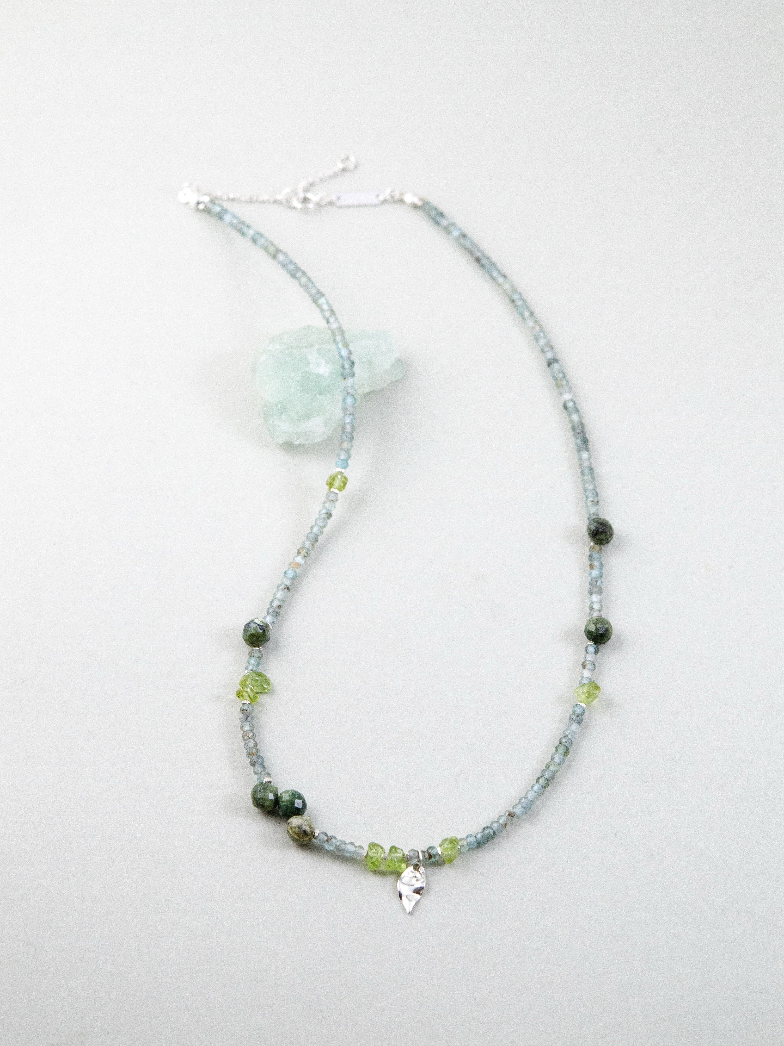 清流のほとり ネックレス クリスタルディスプレイ 自然の涼やかなイメージ