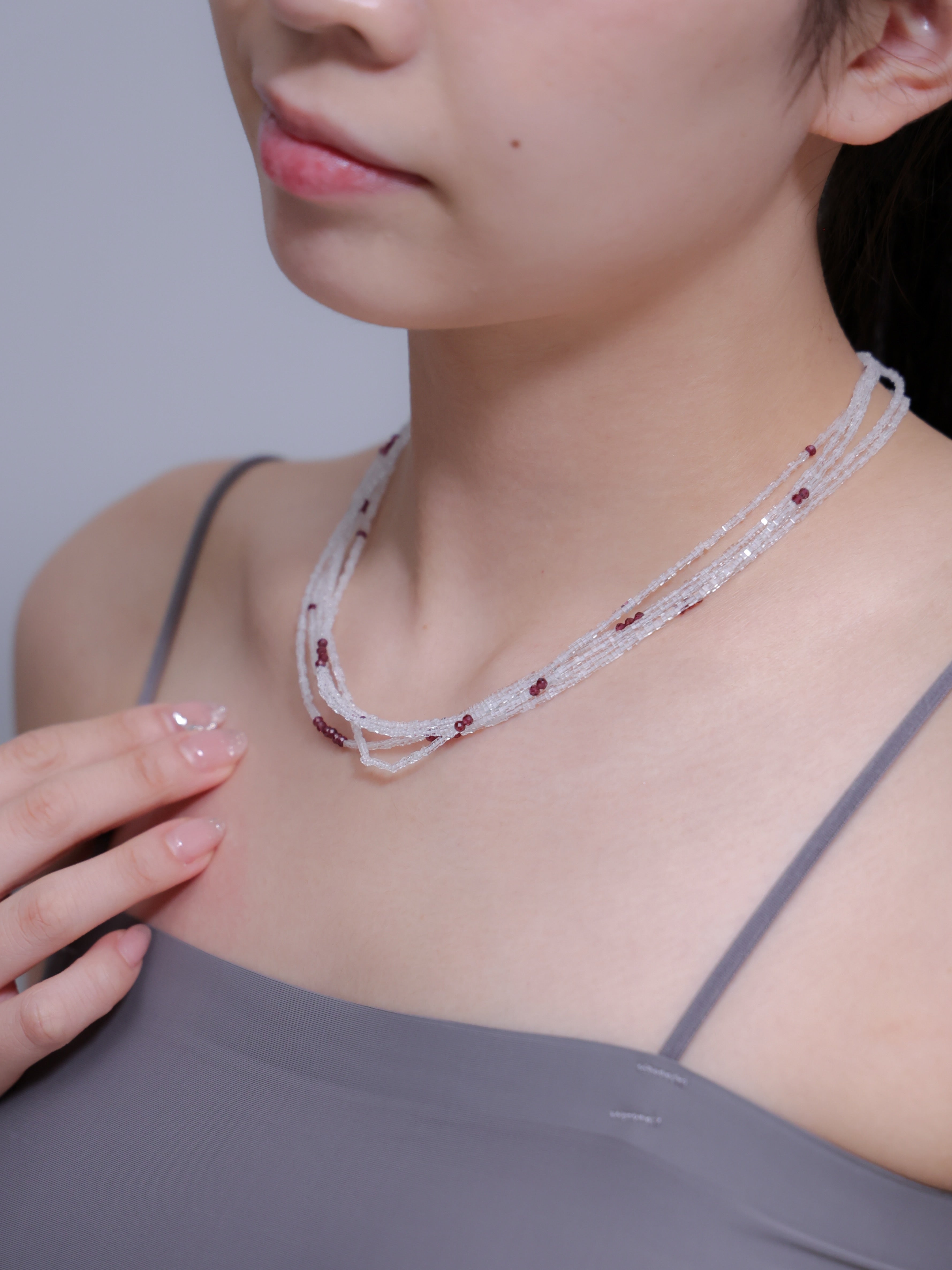 1月誕生石 アクセサリー 着用イメージ 上品 女性