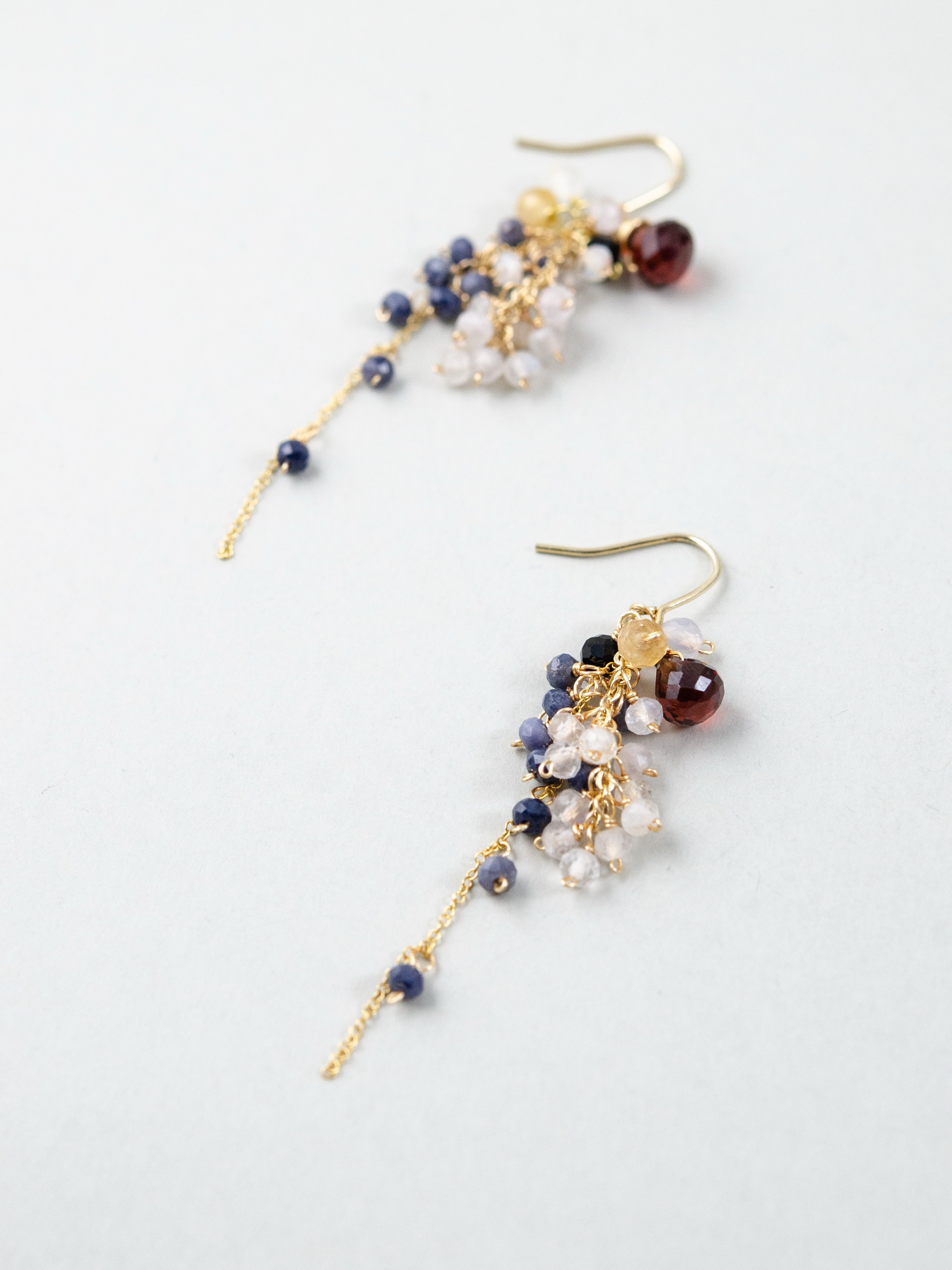 ガーネット & サファイア 揺れる ピアス - 【イヤリング変更可】深みの