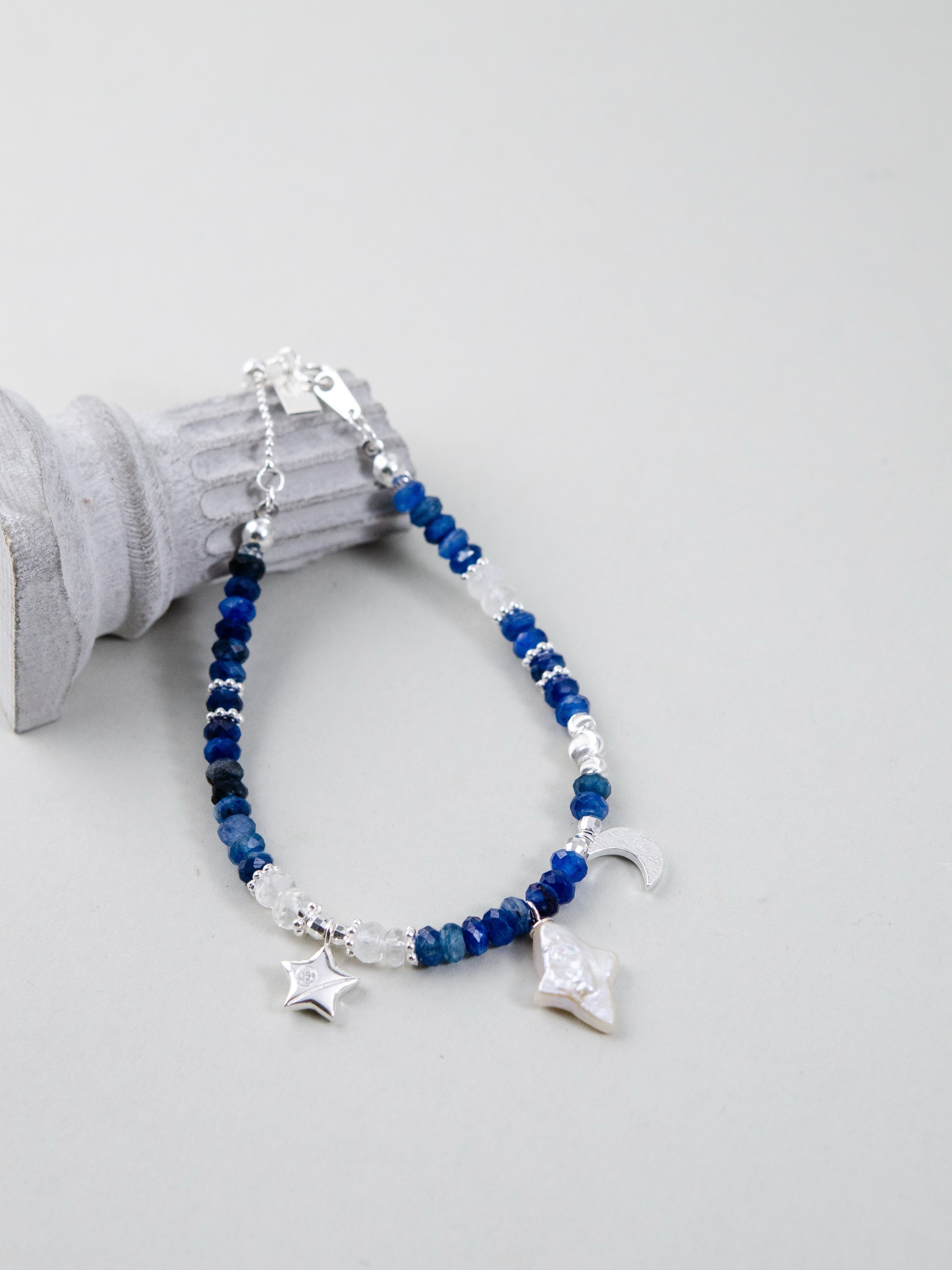 天然石ブレスレット ディスプレイ 石柱とカイヤナイトの神秘的な青