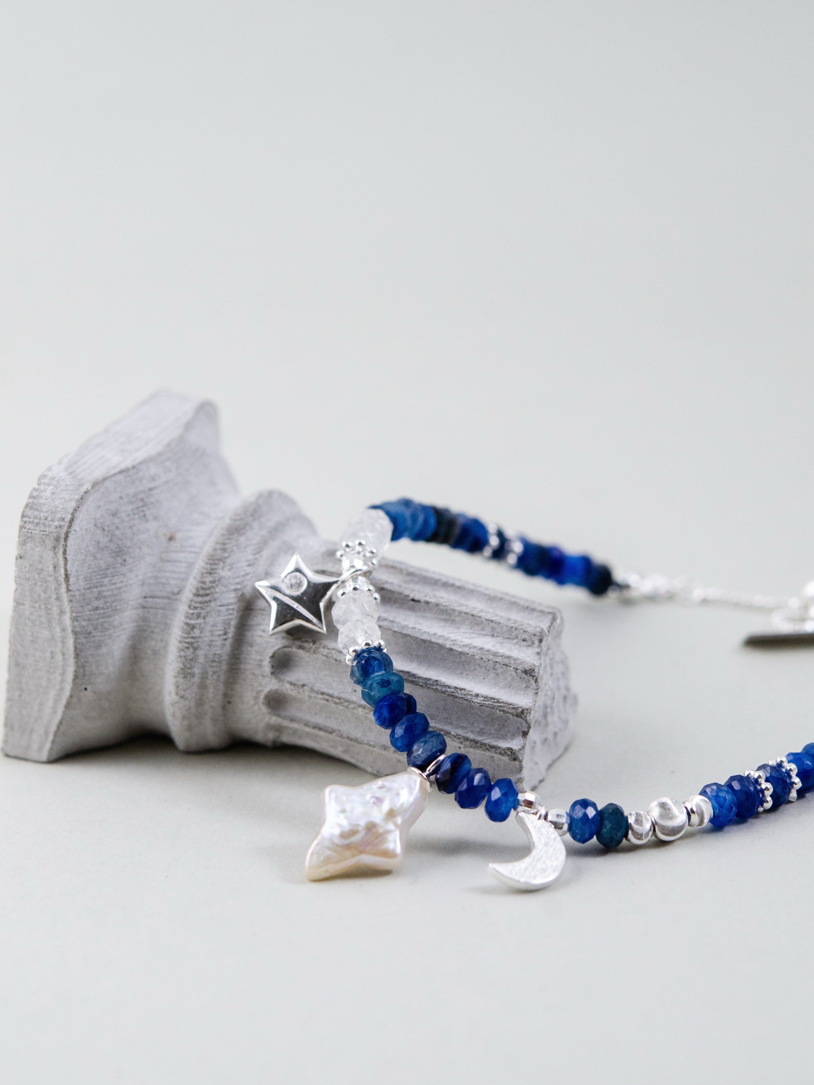 カイヤナイト ブレスレット スタイリング画像 古代の夜空のような雰囲気と静寂