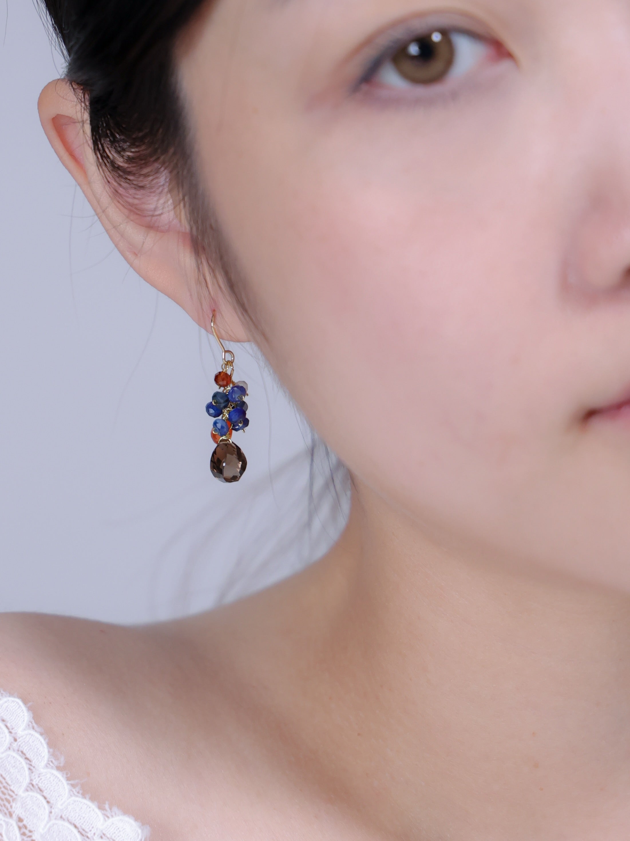 カイヤナイト ピアス 着用画像 正面 アップ 知的 ブルー 天然石