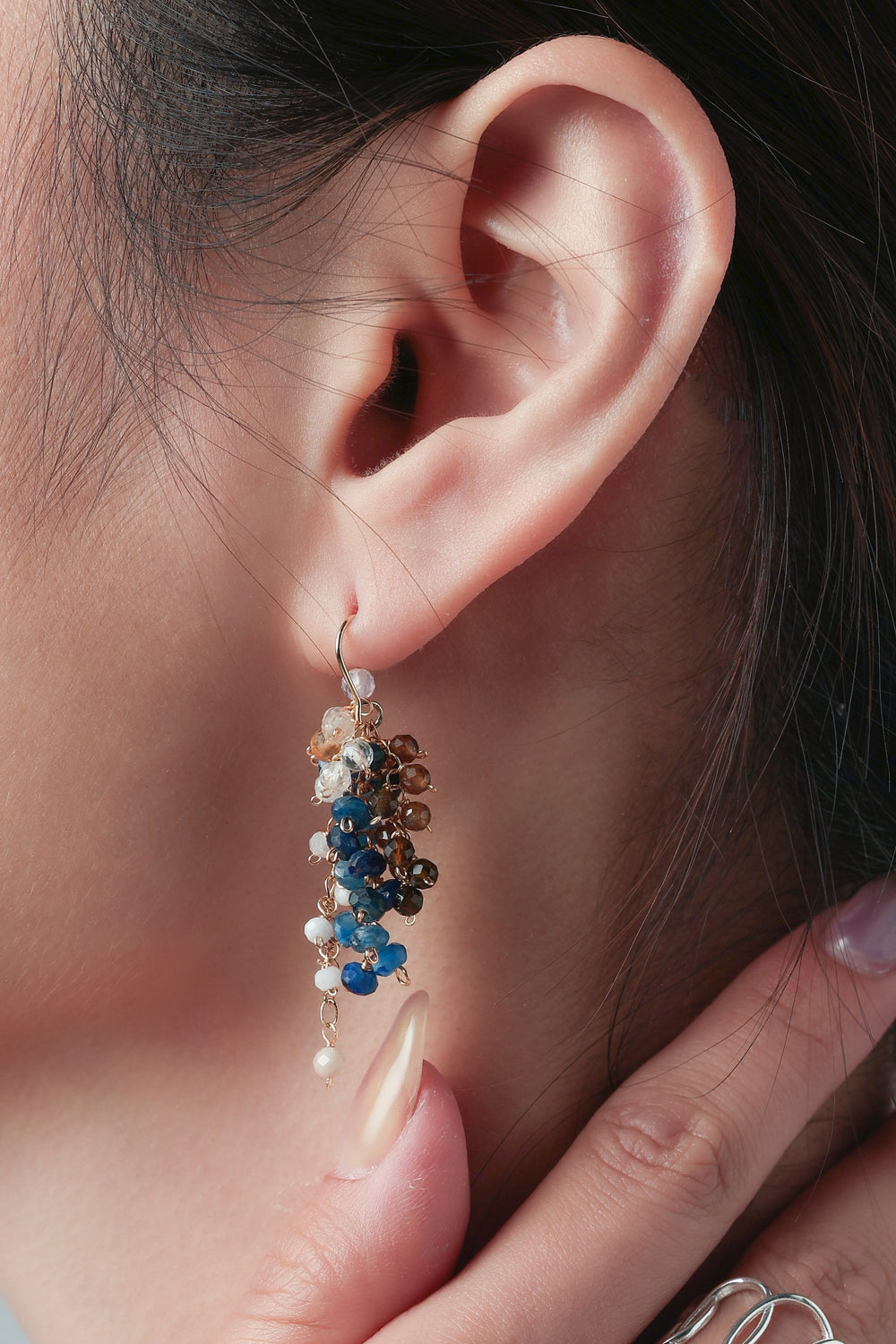 カイヤナイト ピアス 着用画像 横顔 アップ 天然石 ブルー ブラウン