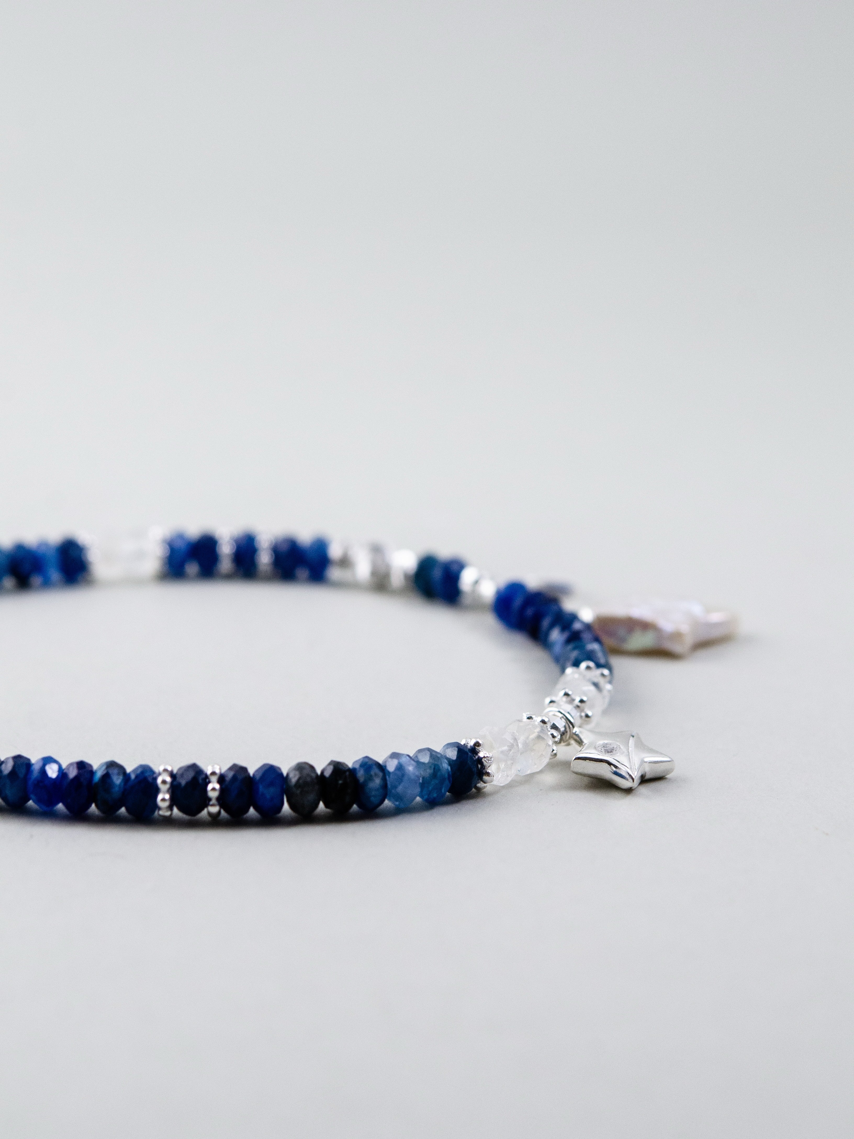 天然石ビーズ詳細 カイヤナイトの深い青とムーンストーンの輝き