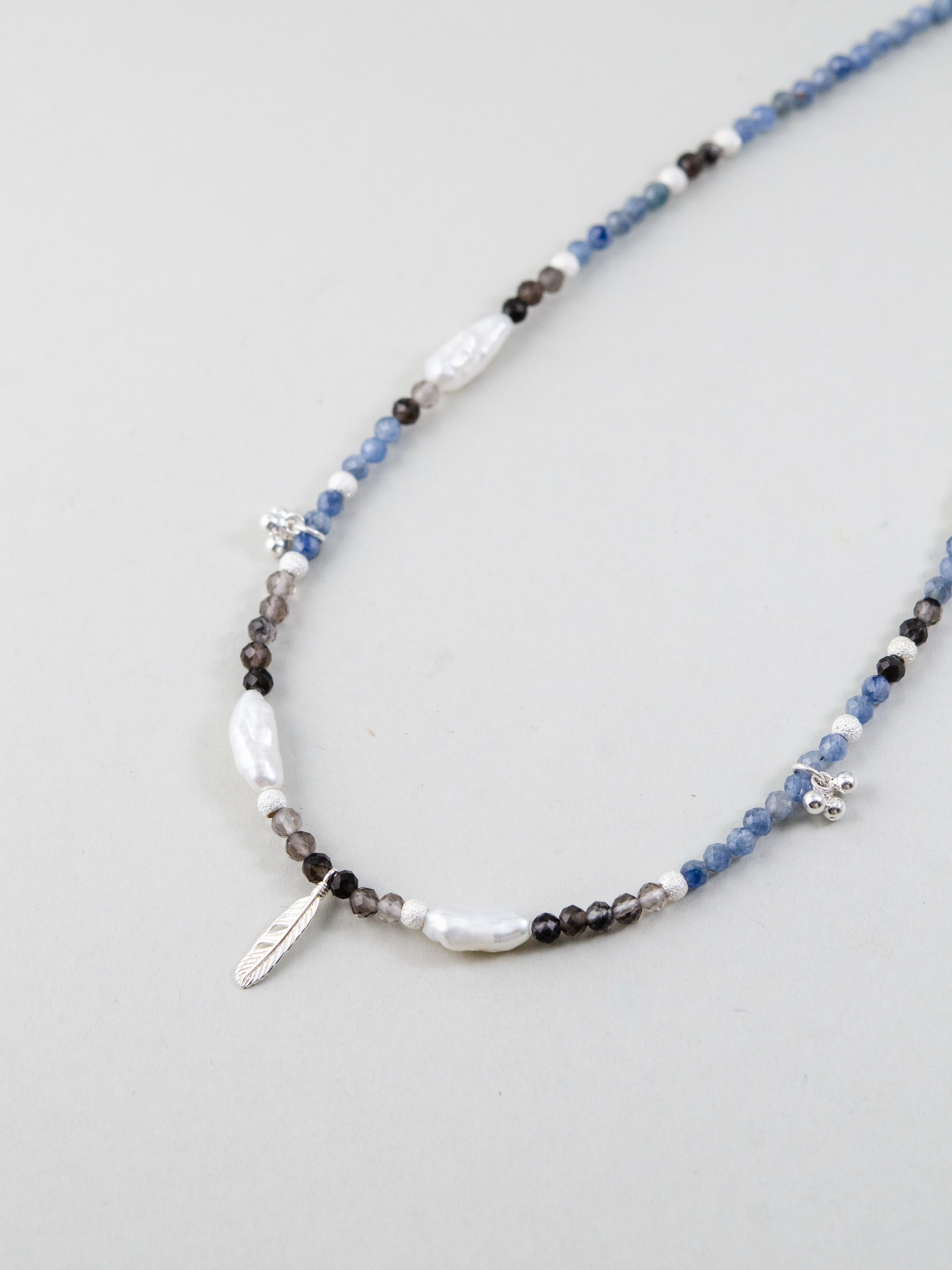 カイヤナイトネックレス 斜め配置 商品全体像