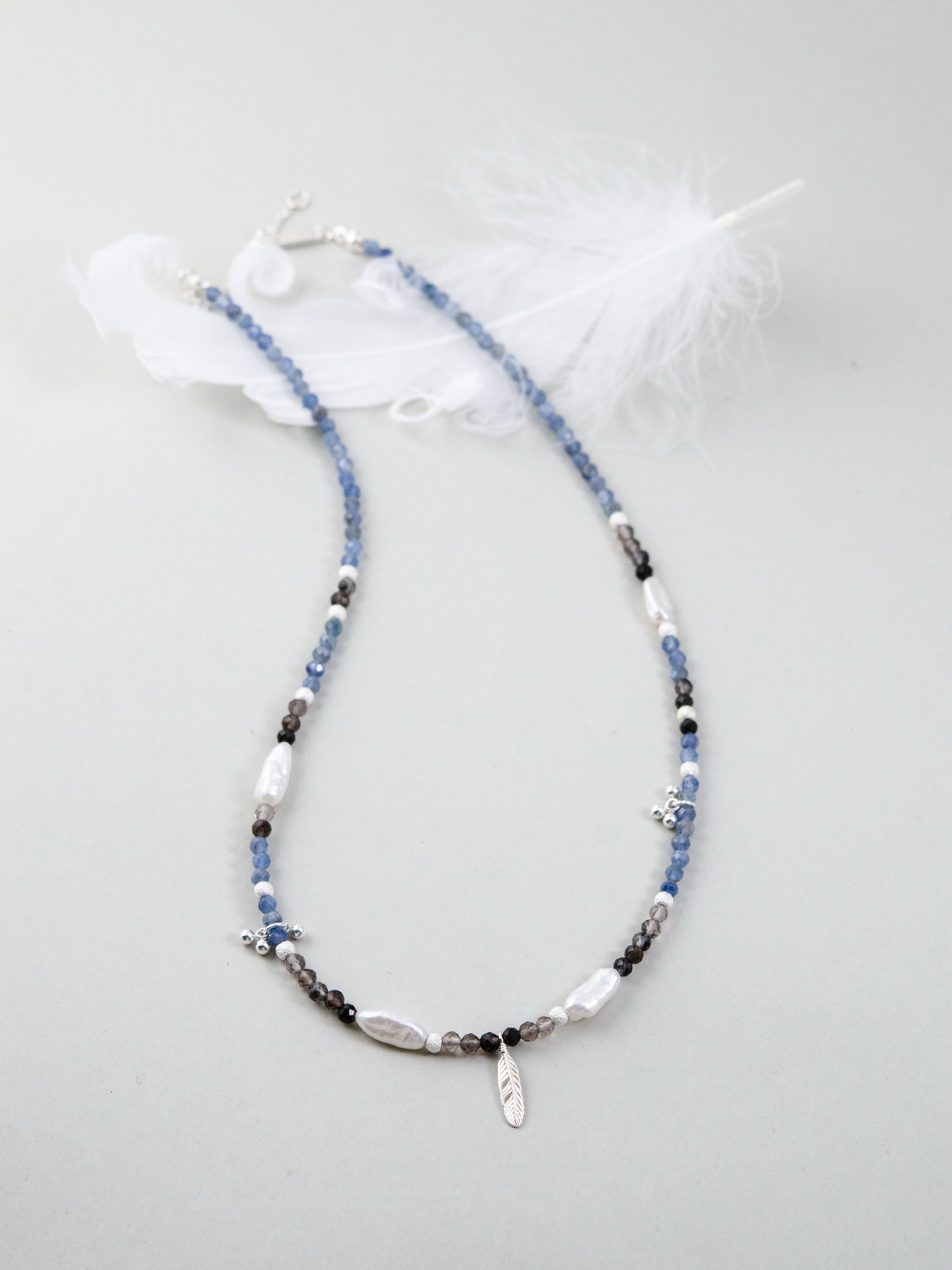 天然石ネックレス ディスプレイ 白い羽根を使用し空をイメージ