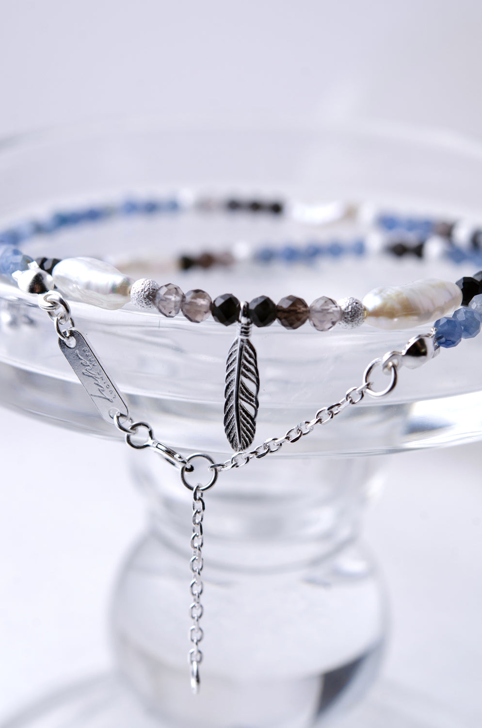 カイヤナイトネックレス ガラススタンドディスプレイ 透明感