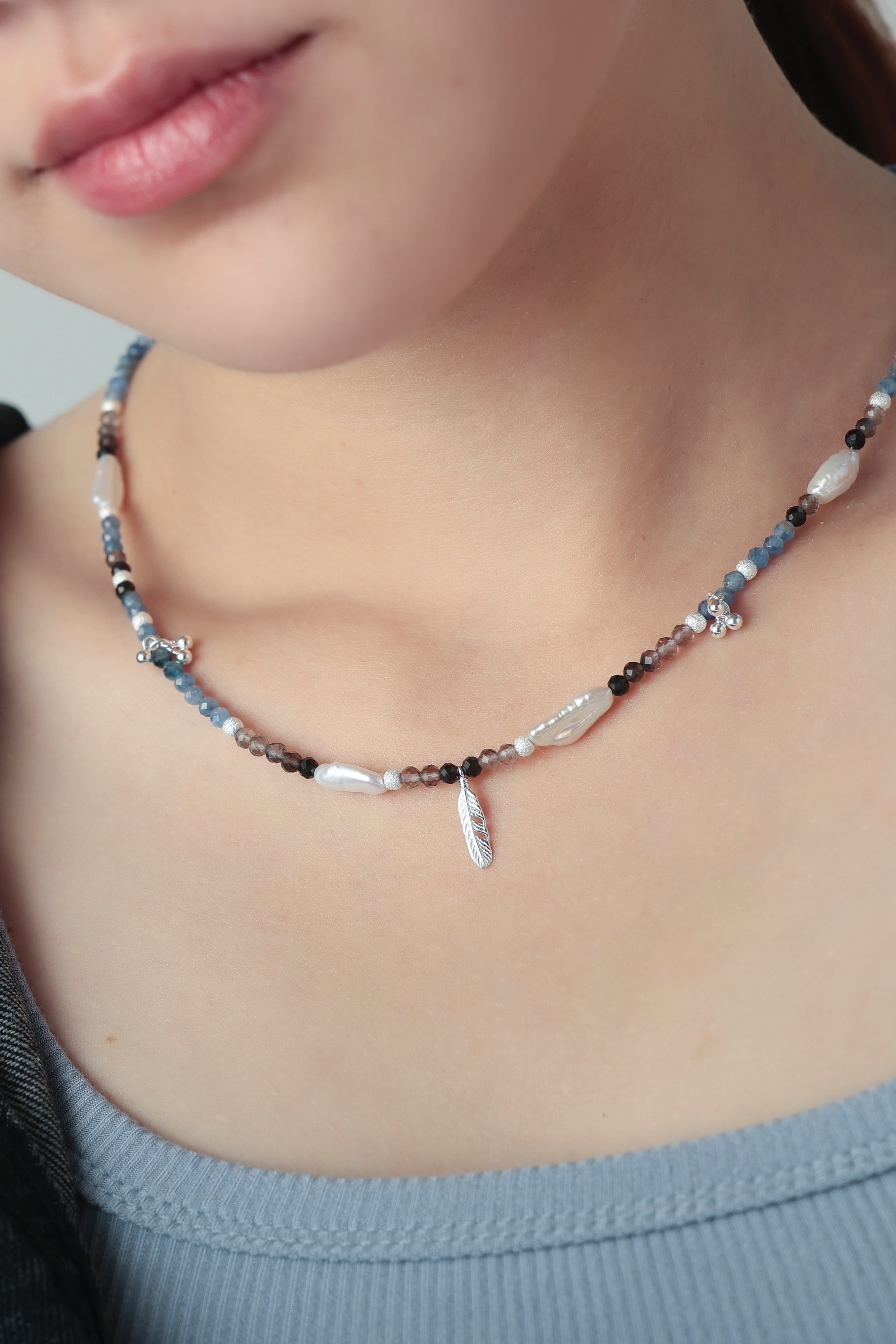 カイヤナイトネックレス着用 青いトップスと調和する天然石