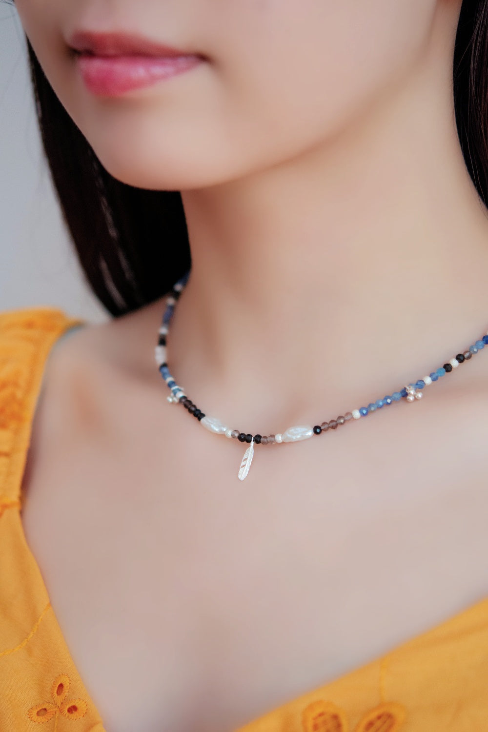 カイヤナイトネックレス着用 オレンジの服 リゾート・サマースタイル