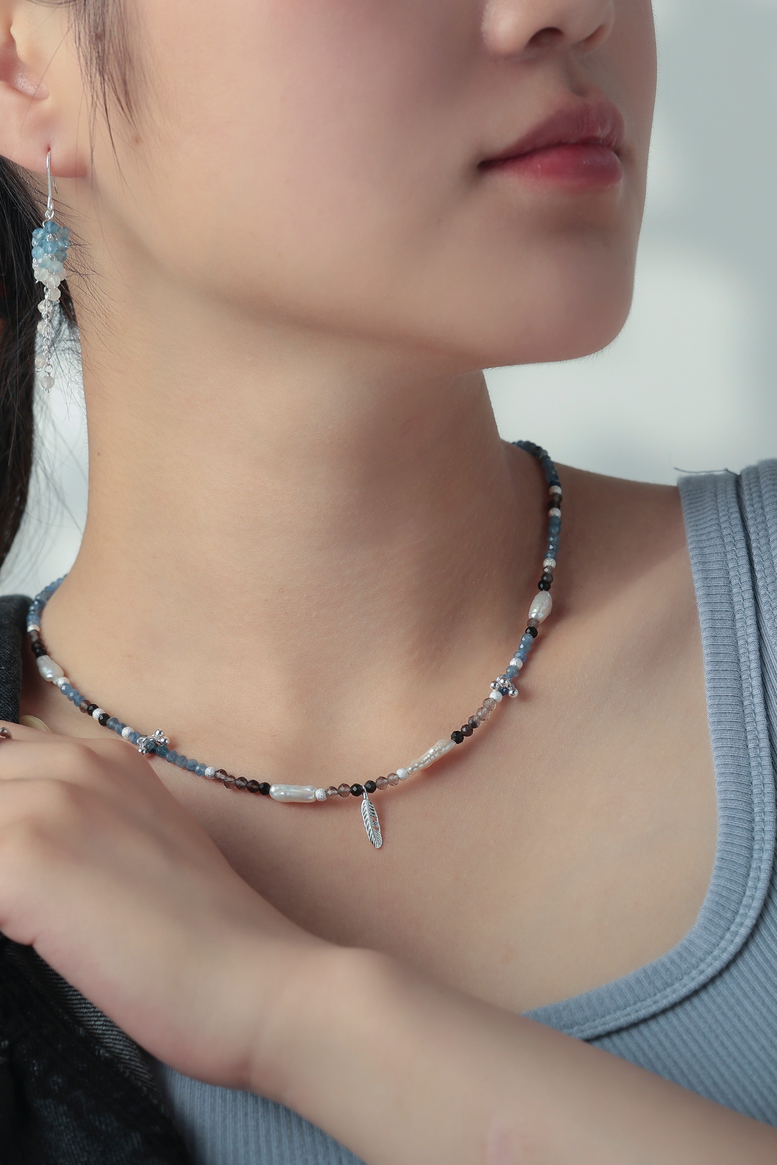 ネイティブスタイルネックレス着用 アップヘアの横顔