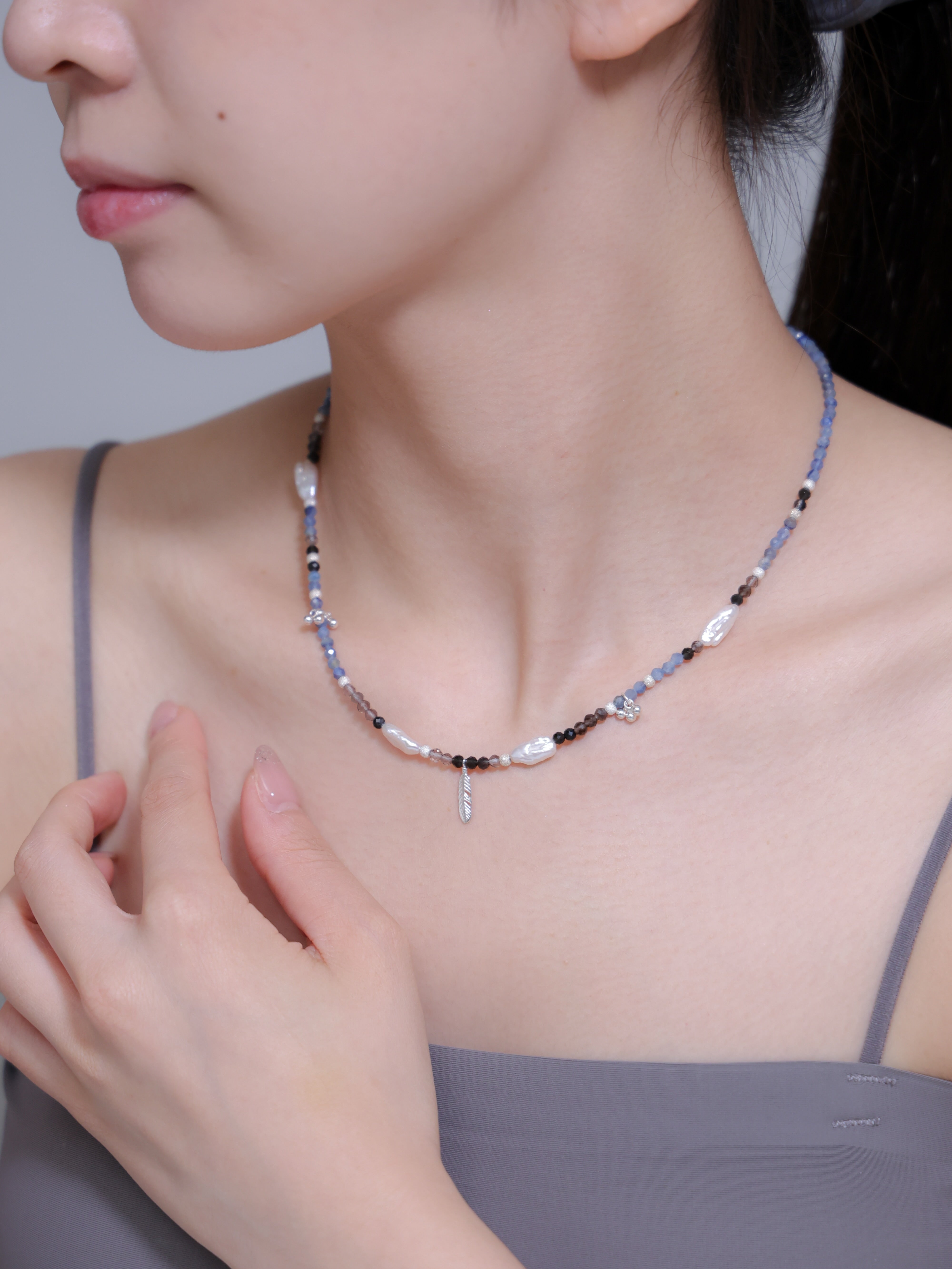 天然石ネックレス着用 手を添えたポーズ ギフトイメージ